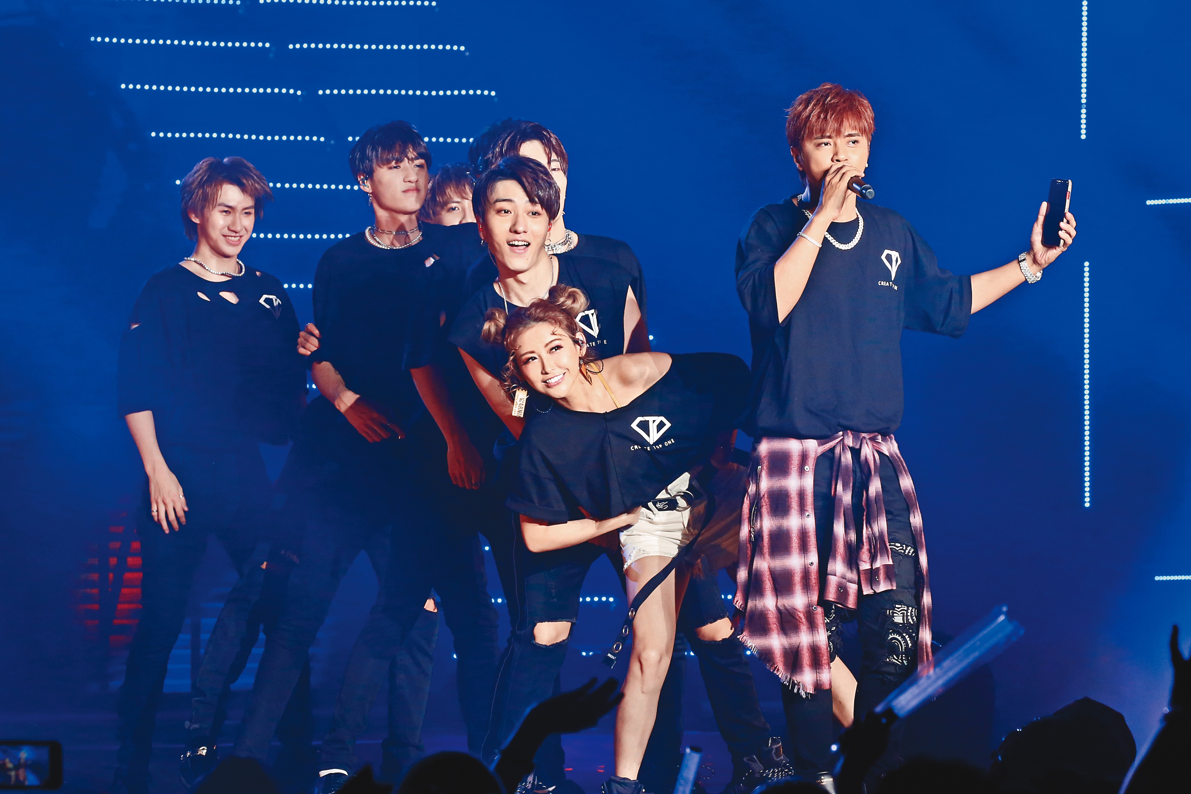 羅志祥（右一）旗下僅有愷樂（右二起）、C.T.O兩組藝人，受到醜聞影響，幾乎全軍覆沒。