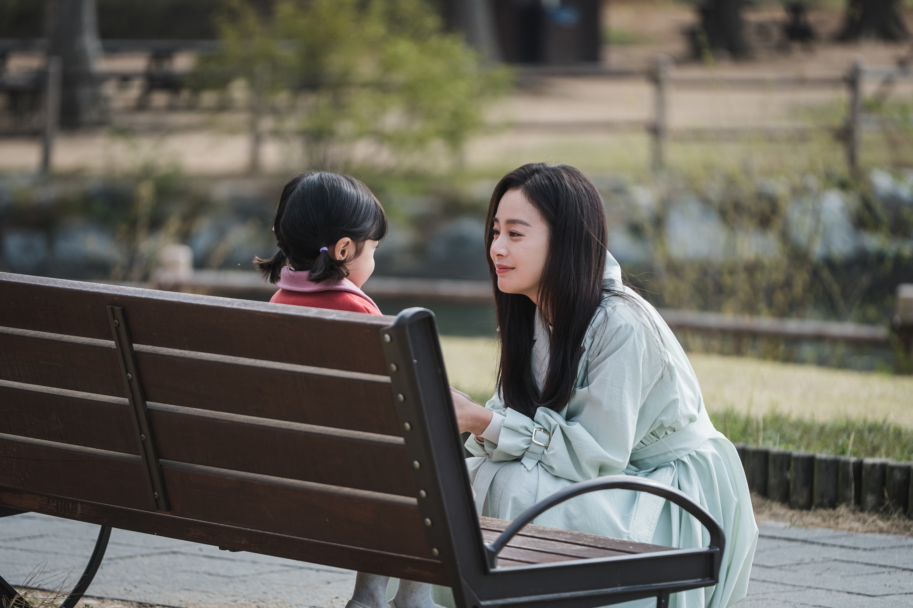 金泰希在《哈囉掰掰,我是鬼媽媽》中,穿著Max Mara風衣洋裝與女兒道別。(NETFLIX提供)