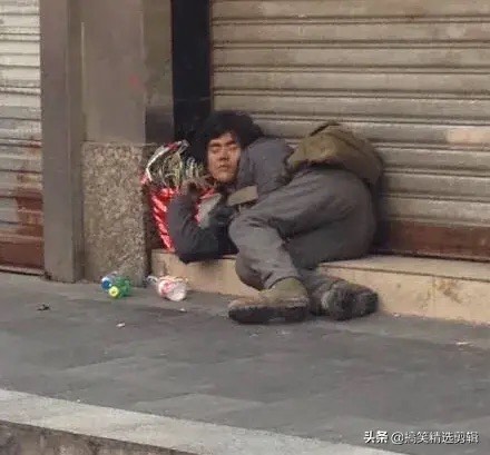 網友拍到神似彭于晏的街友,睡在路邊。(翻攝自網路)