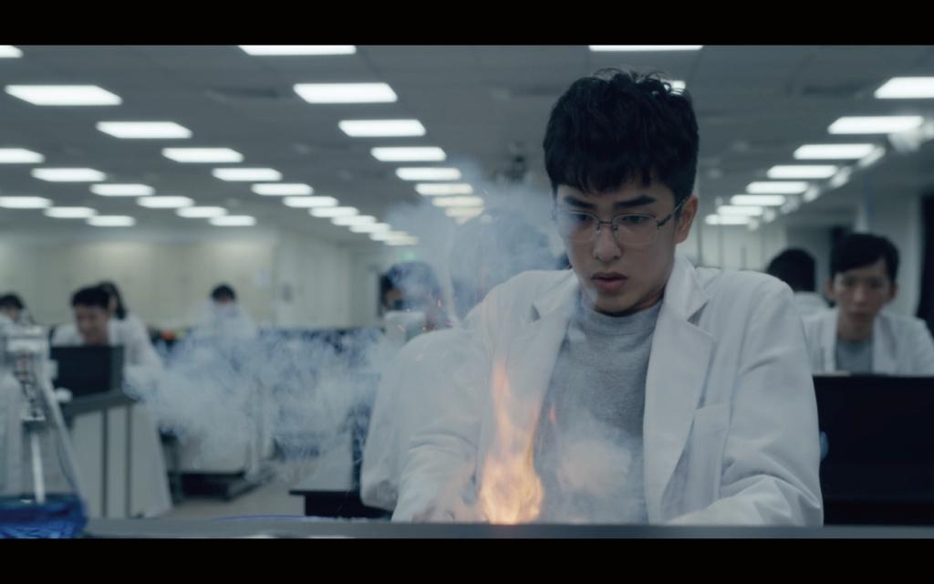 《誰是被害者》一開始的鑑識課意外,是《返校》男主角曾敬驊,飾演學生時代的張孝全。(Netlfix提供)