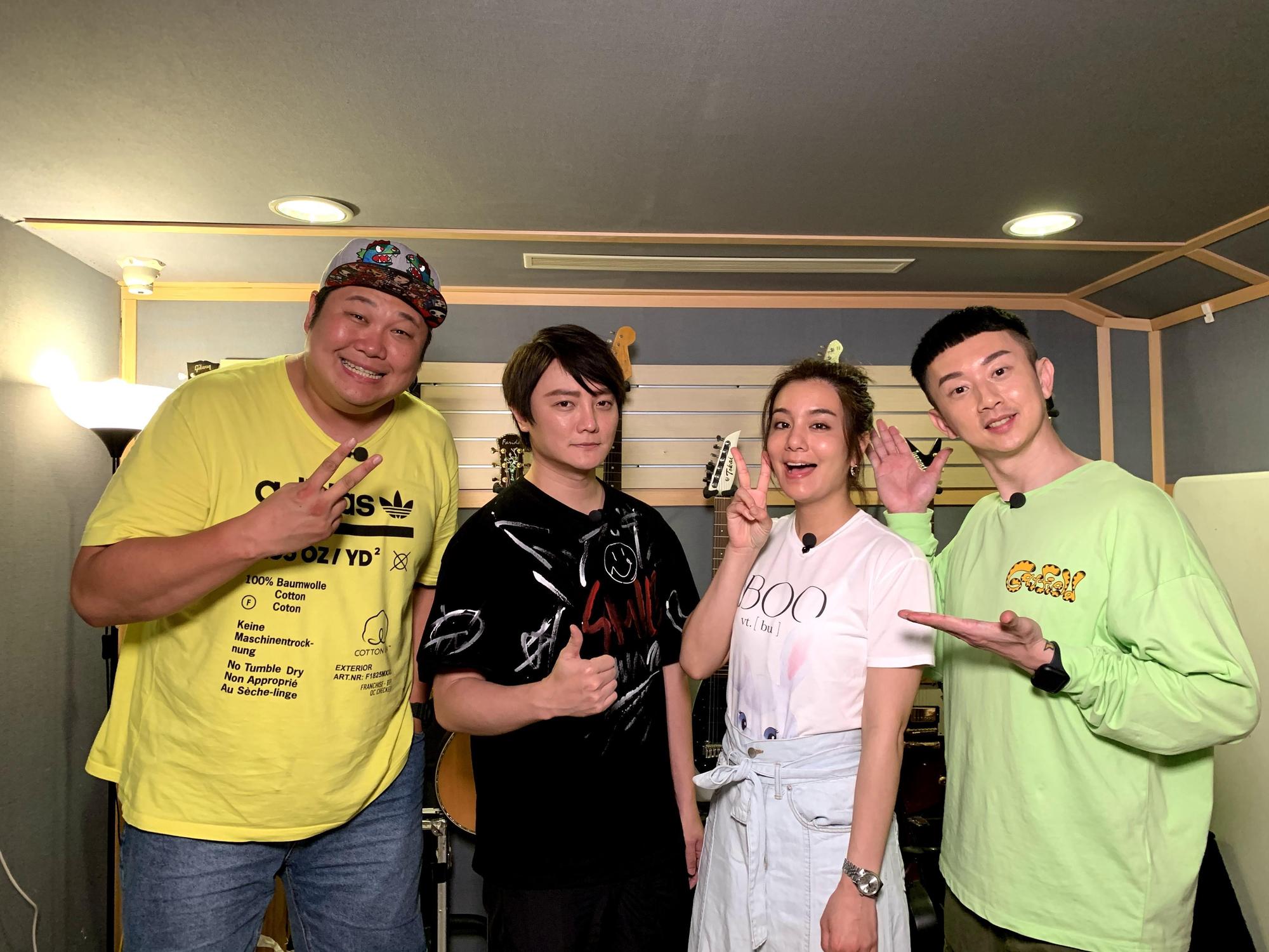 莎莎、哈孝遠、麥克斯向阿沁老師請益。(TVBS提供)