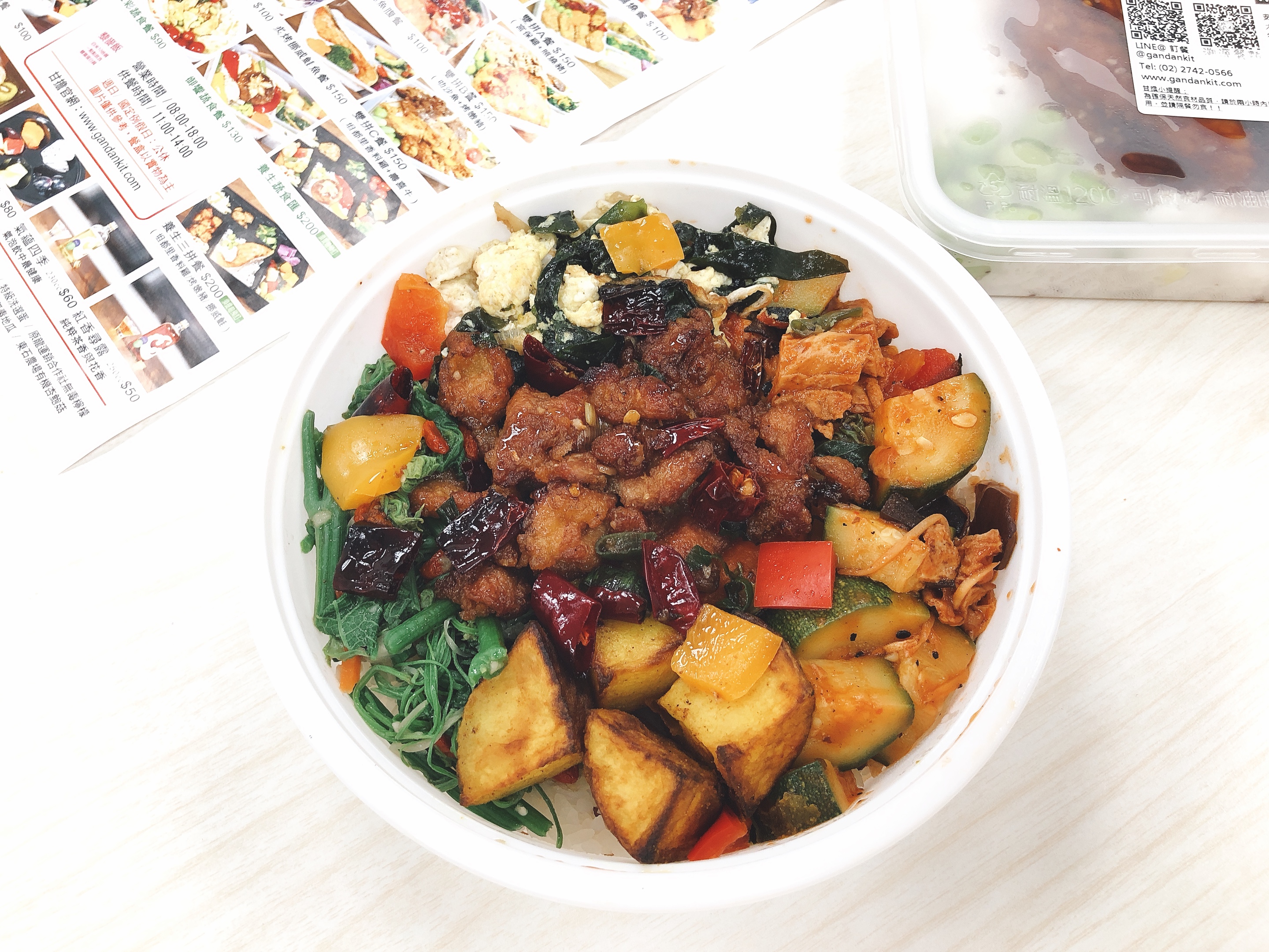 今年2月在疫情蔓延中開張的「甘擔」，每天賣出上千個便當。（圖為宮保雞丁餐，85元／份）