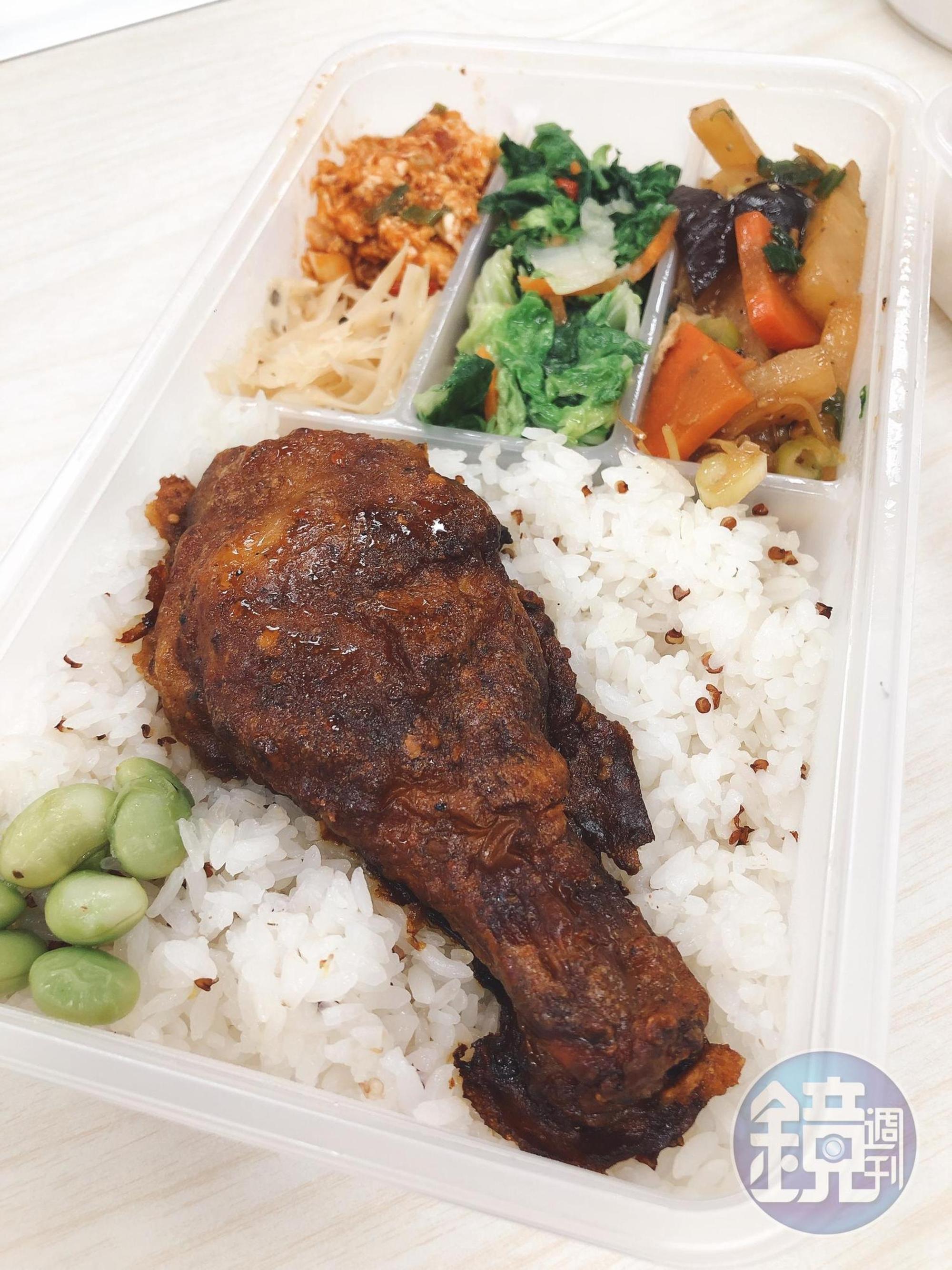 雞腿有很多口味可選，帶著微辣的「歐陸脆殼烤腿餐」是老闆特別推薦的一款。（100元／份）