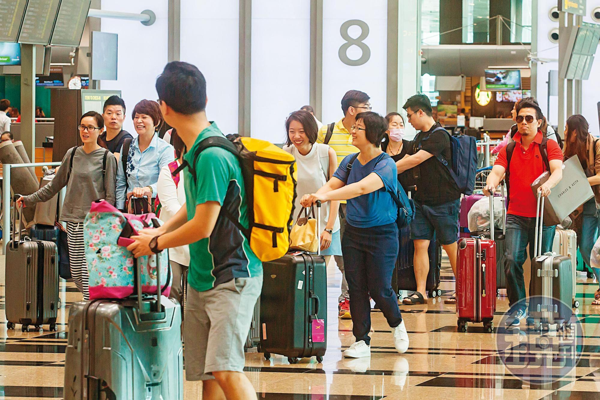 疫情趨緩,但許多在疫情期間養成的習慣,例如暫緩搭機旅遊,恐怕難在短時間內改變。