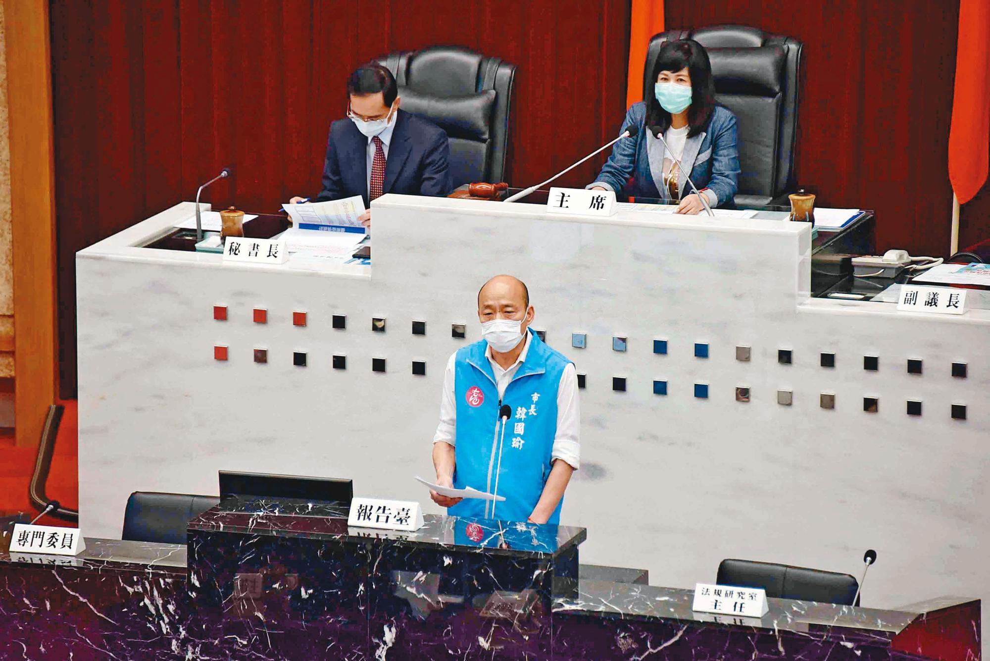 遭民進黨質疑逃避議會監督的韓國瑜,4日終於進到議事廳,針對疫情進行專案報告。(高市府提供)