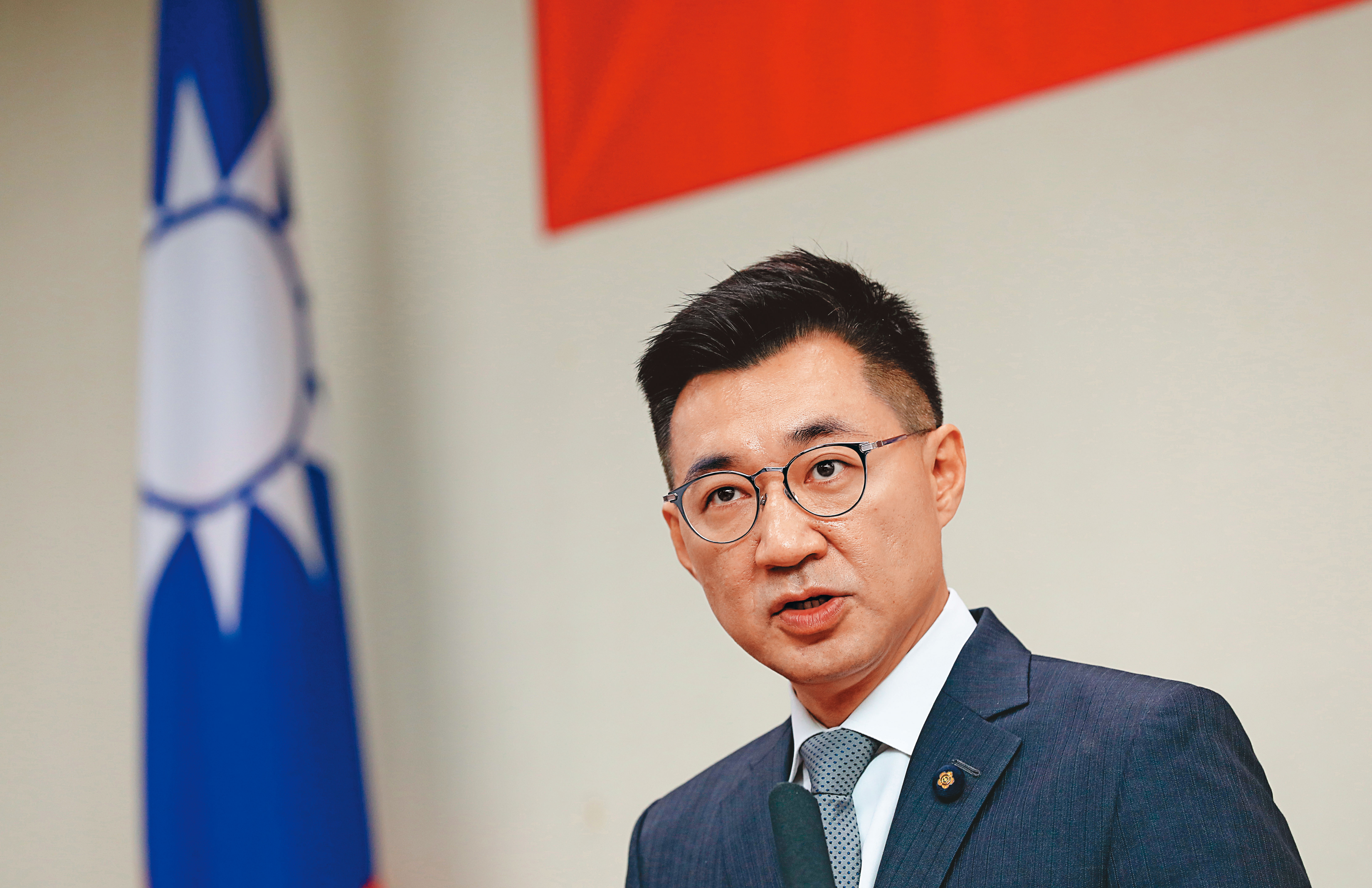 積極回防罷免案的韓陣營，未料江啟臣派簽的黃復興人事案，很可能替罷免增添變數。