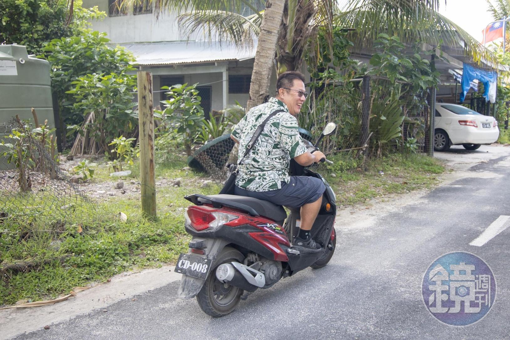 副參事盧明然騎乘大使館的外交公務車,竟然是機車。