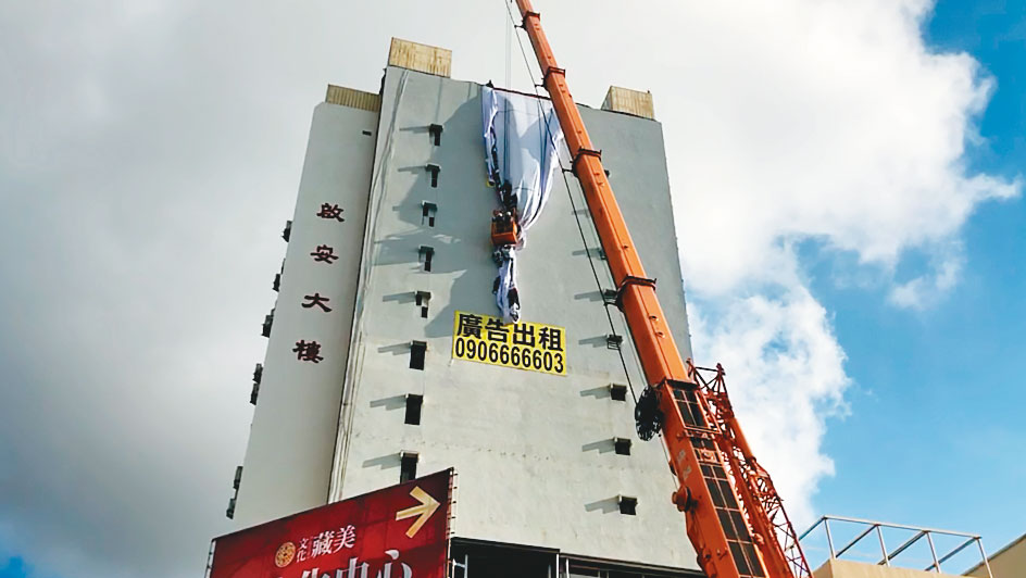 罷韓攻防持續升高，罷免團體近日掛起宣傳看板，但遭韓市府以未依法申請為由拆除。（翻攝民視）