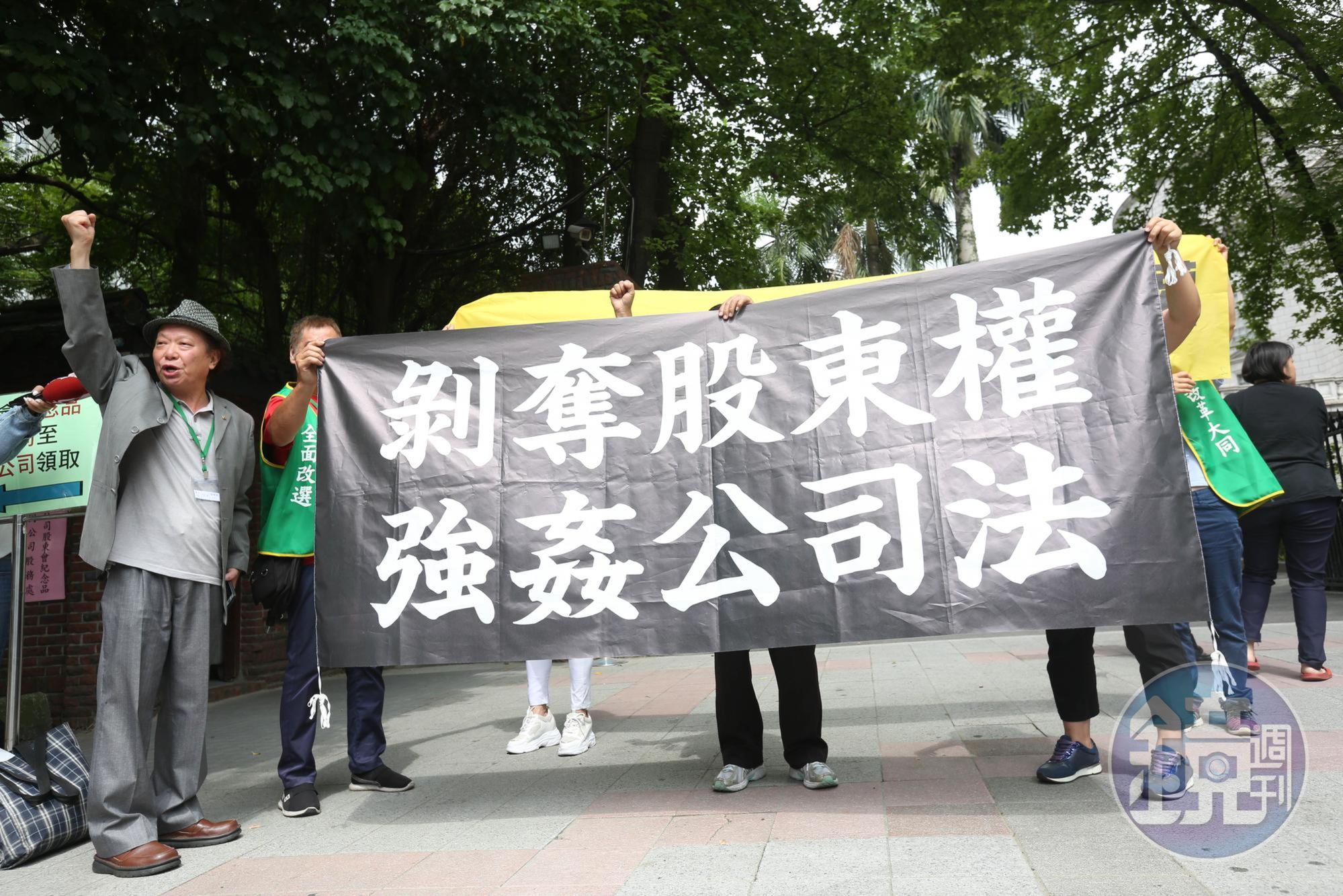 以王光祥為首的市場派，自信手中股權足以翻天，強調只怕公司派又像3年前一樣「使奧步」。