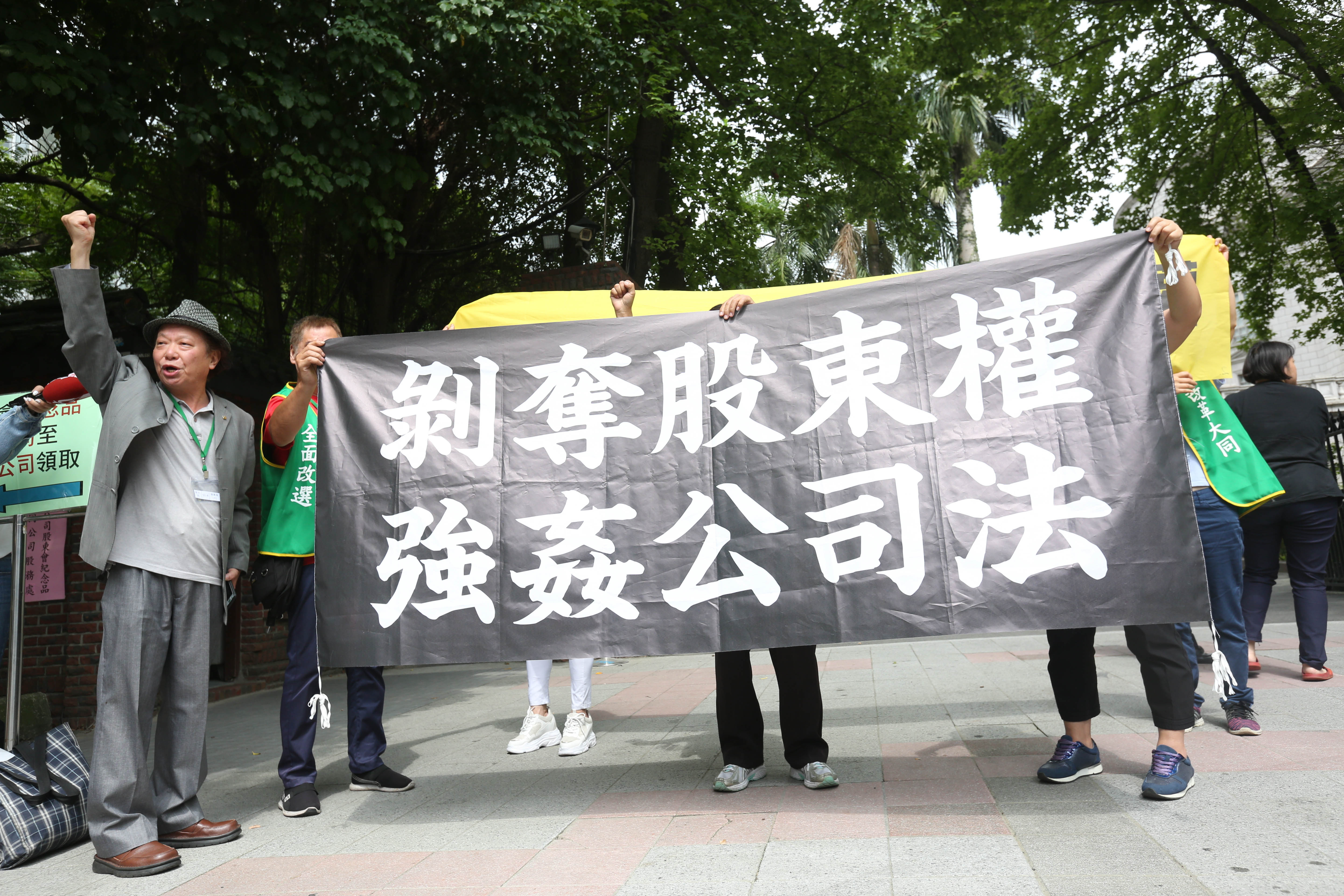 以王光祥為首的市場派，自信手中股權足以翻天，強調只怕公司派又像3年前一樣「使奧步」。