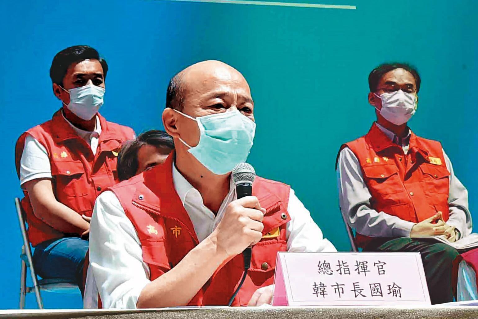 武漢肺炎疫情未歇,韓國瑜(中)3日親自坐鎮指揮防疫兵推演練,但被質疑是為反罷免出招,讓他終於忍不住動怒。