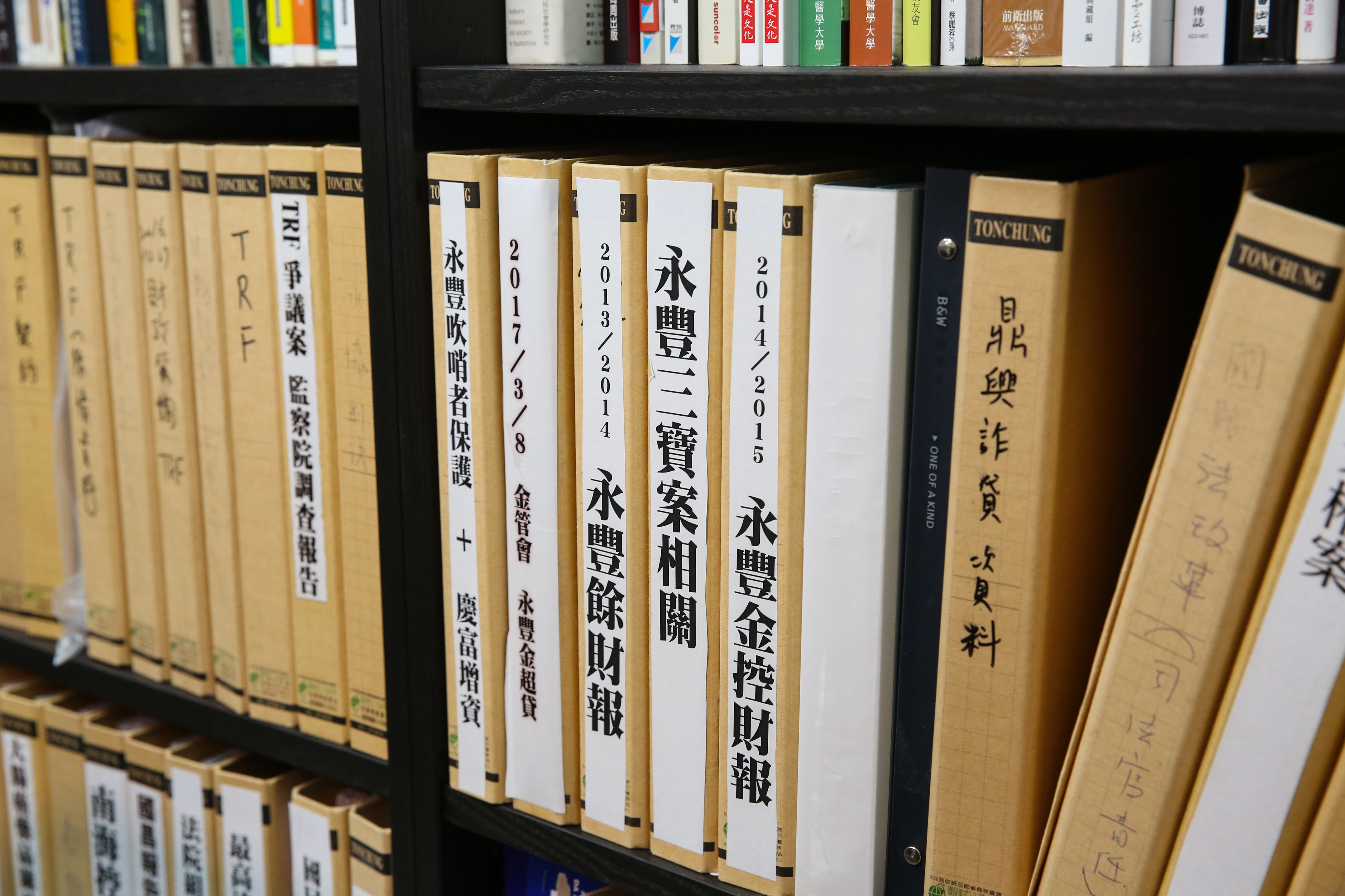 黃國昌的書架上，擺滿他在立委任內所監督的弊案。