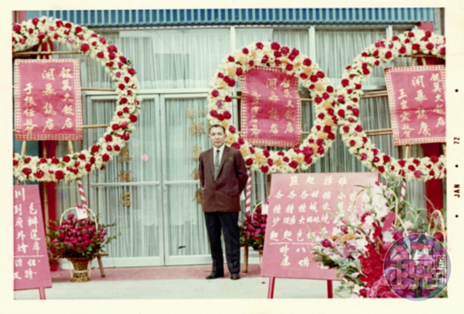 1983年,銀翼從火車站旁搬到金山南路現址,圖中為銀翼創始人之一、第一任總經理張瑞雲。現任總經理藍隆盛是第二任。(銀翼提供)