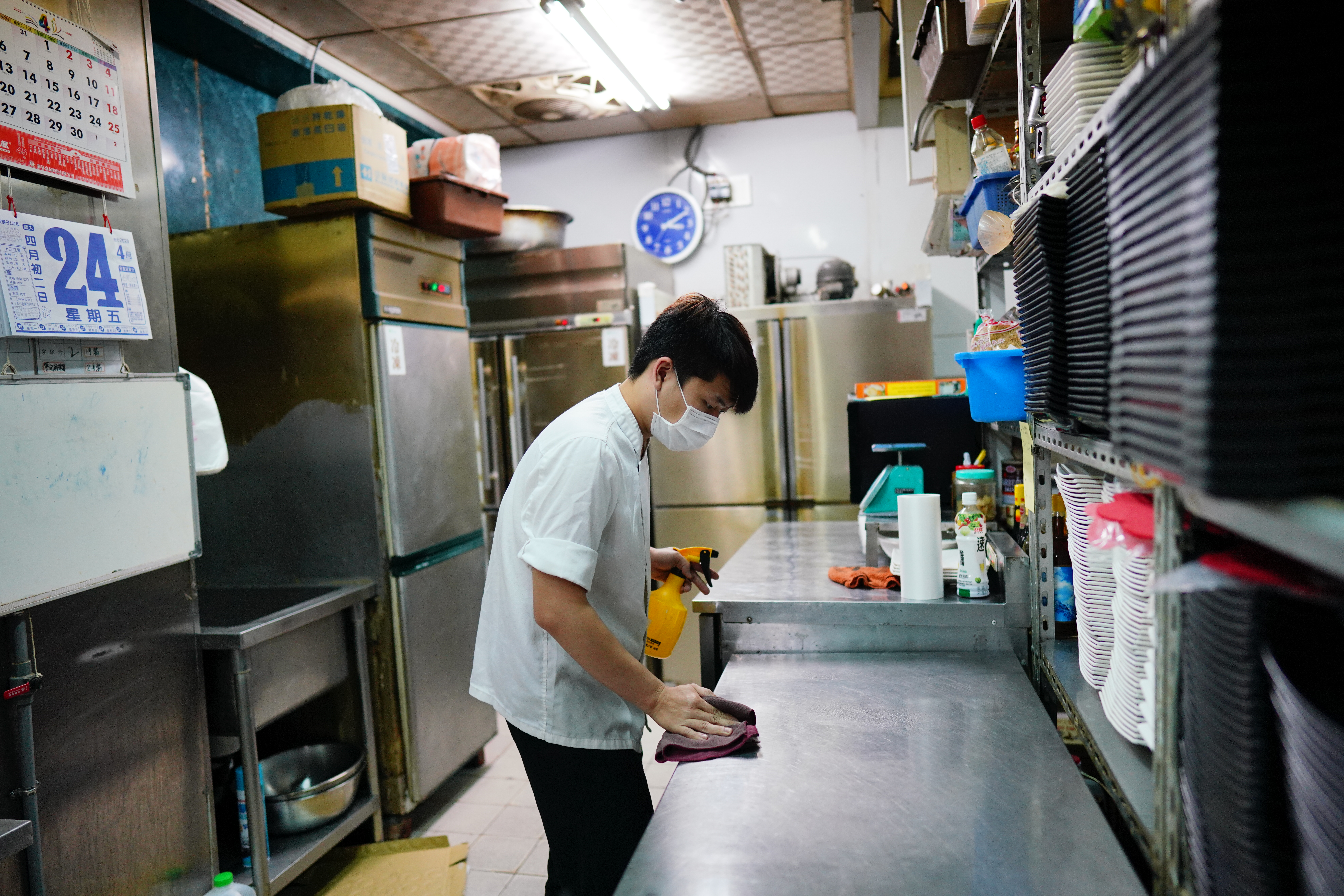 店裡承襲自SARS時期就建立的清潔標準，每月固定要用掉120公升酒精，這次碰上武漢肺炎雖然被酒廠拒絕供應，仍會用次氯酸水清潔。