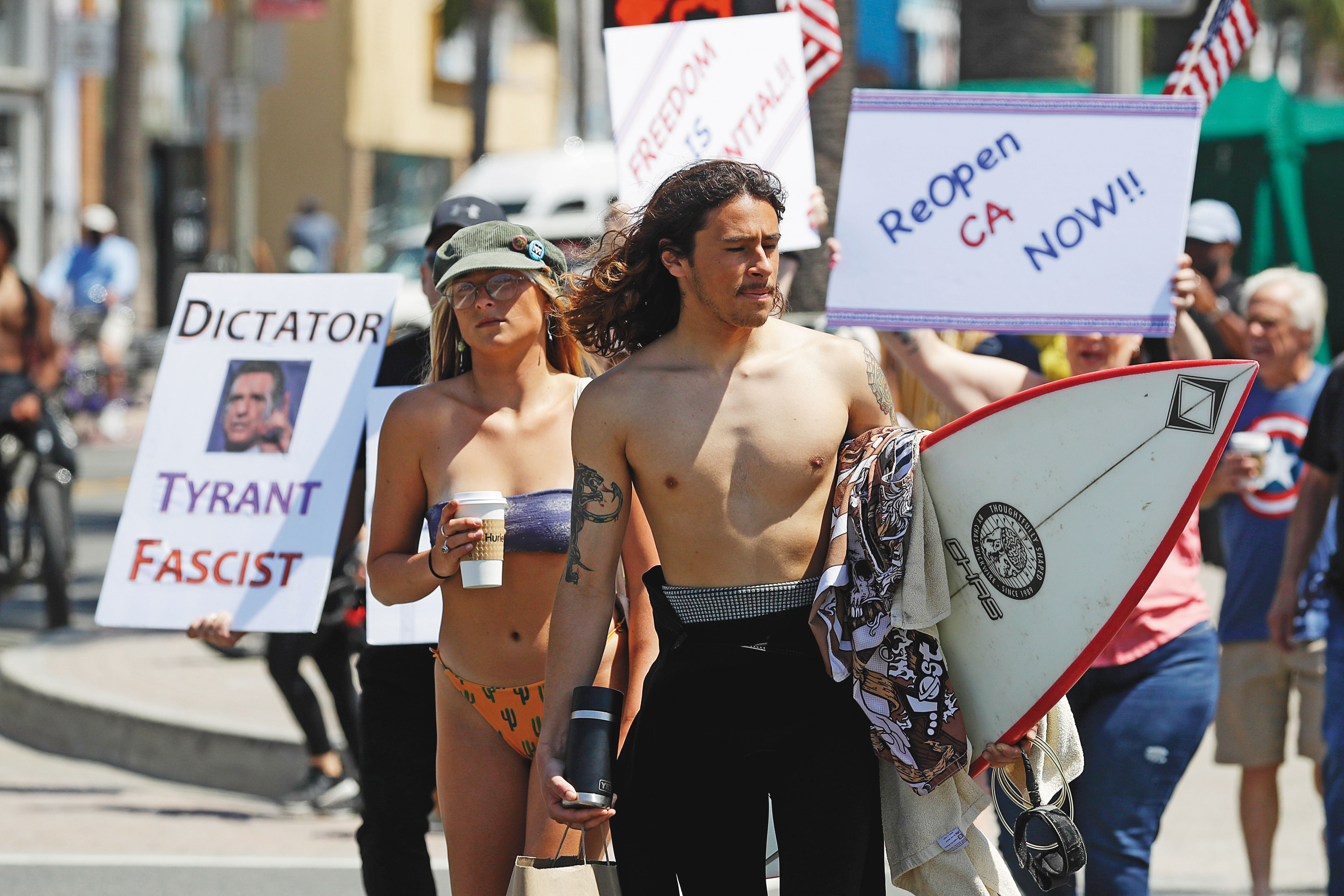 美國部分州已解封,但加州尚未解除居家避疫令,許多在家悶壞了的居民上街表達早日解封心聲。(達志影像)