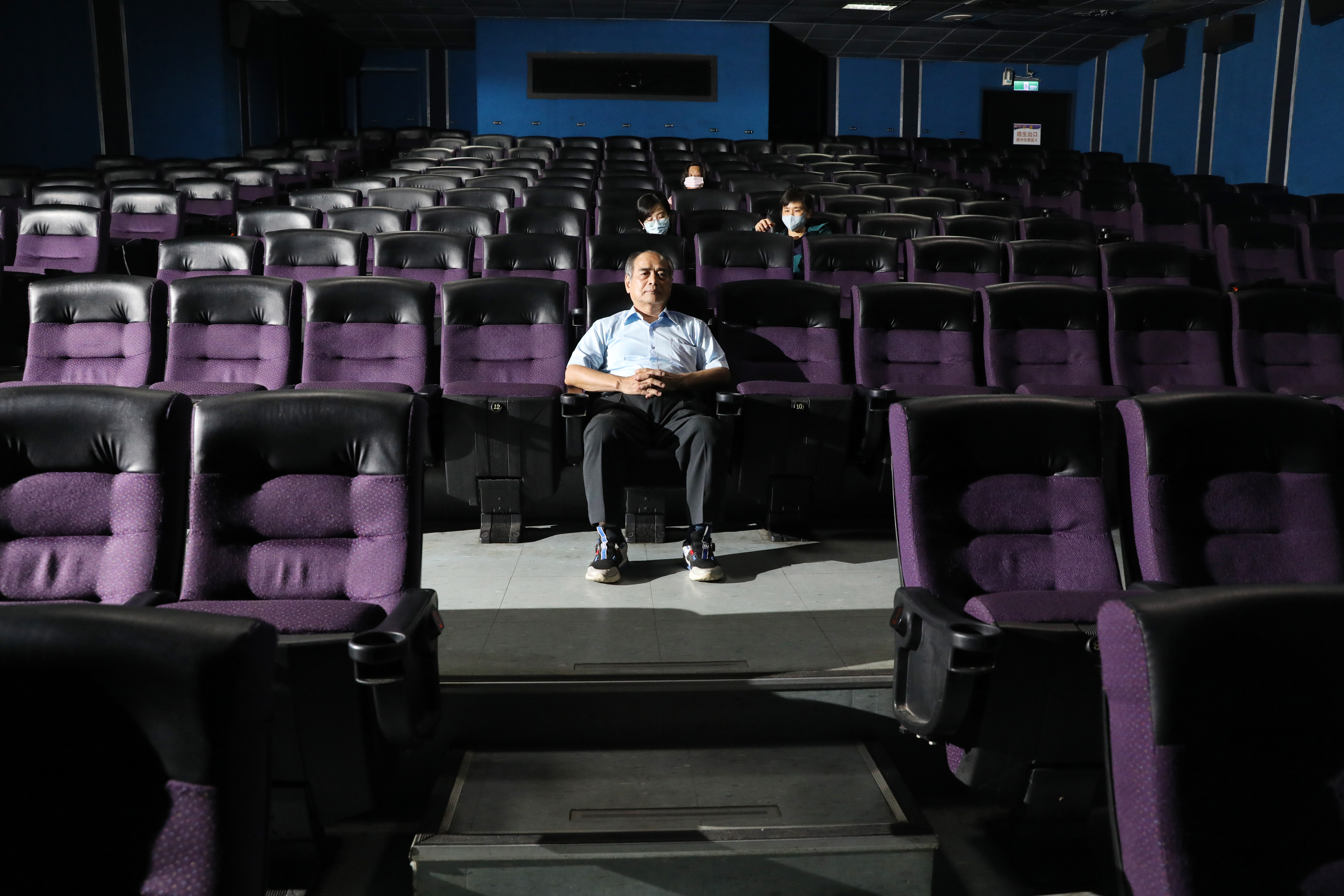 台中的萬代福影城是黃炳熙畢生心血，被視為老戲院重生的經典，然而偌大影廳如今下午1個場次約莫10人，晚上也僅略多。日日虧損且看不到盡頭，黃炳熙打算5月底暫停營業。