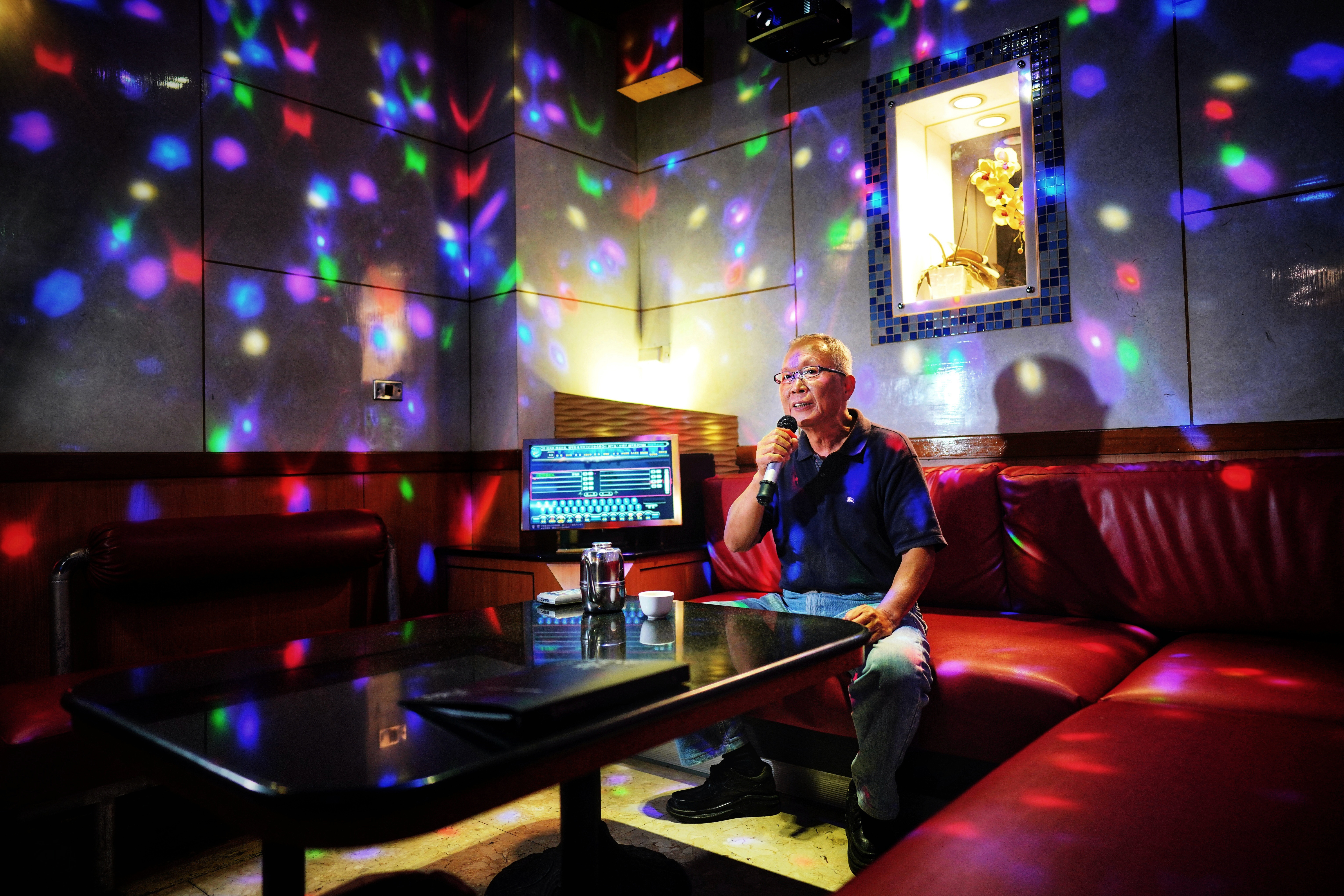 營業28年的神采飛揚，最多1天有超過千組客人上門，如今受疫情和大火事件影響，1天客人不到10組，至今資金缺口全靠郭明賢自掏腰包填補。