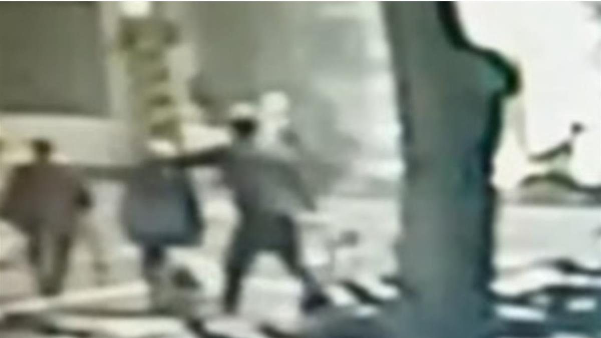 日前新北陳男因不滿阿嬤碎碎念，拿水果刀狂捅10幾刀，強制送醫後，仍喊「我會繼續殺人」。（翻攝自東森電視畫面）