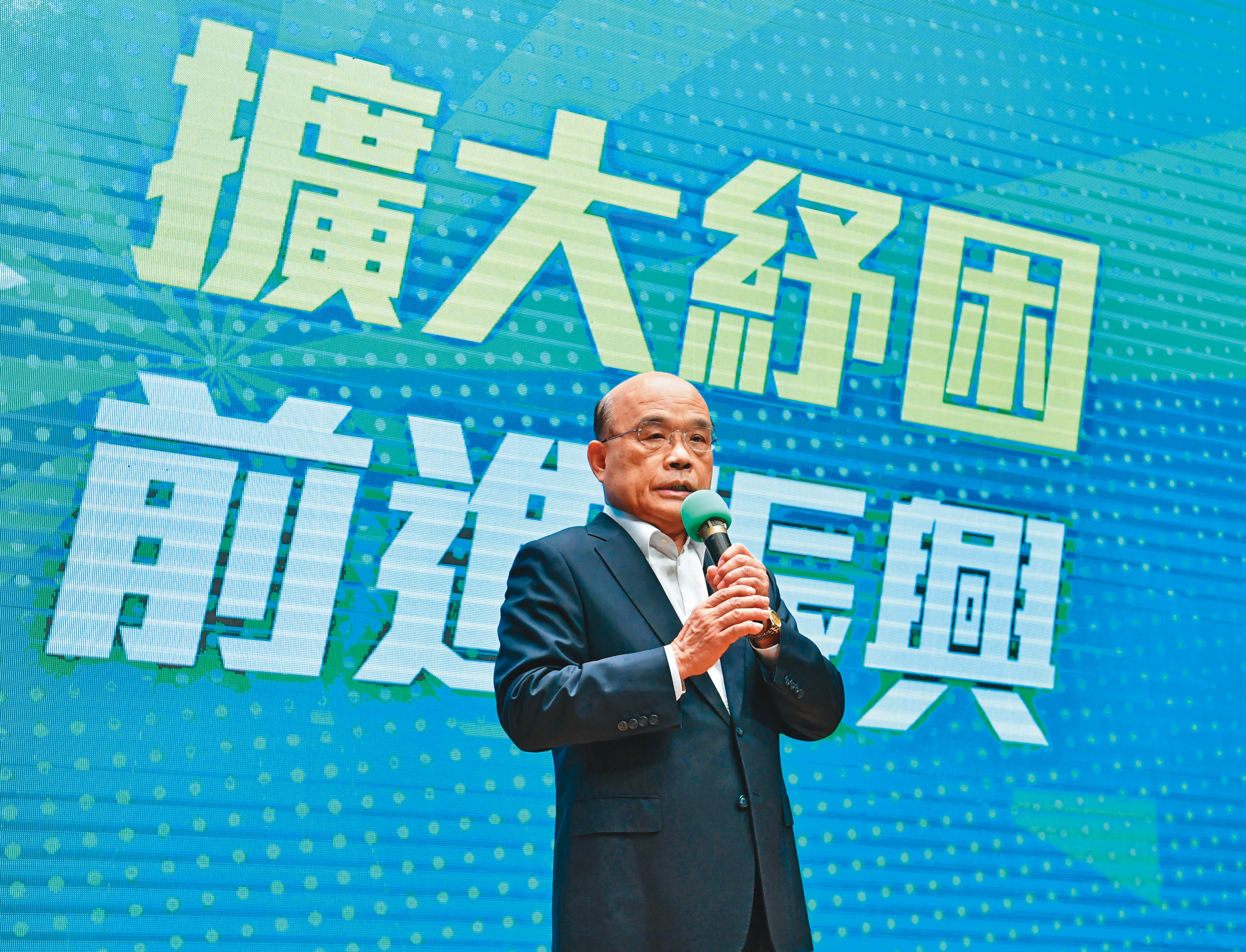 蘇貞昌開記者會宣布擴大紓困措施，然而小商號及受災行業從業人員，還是抱怨紓困大餅看得到，吃不到。（行政院提供）