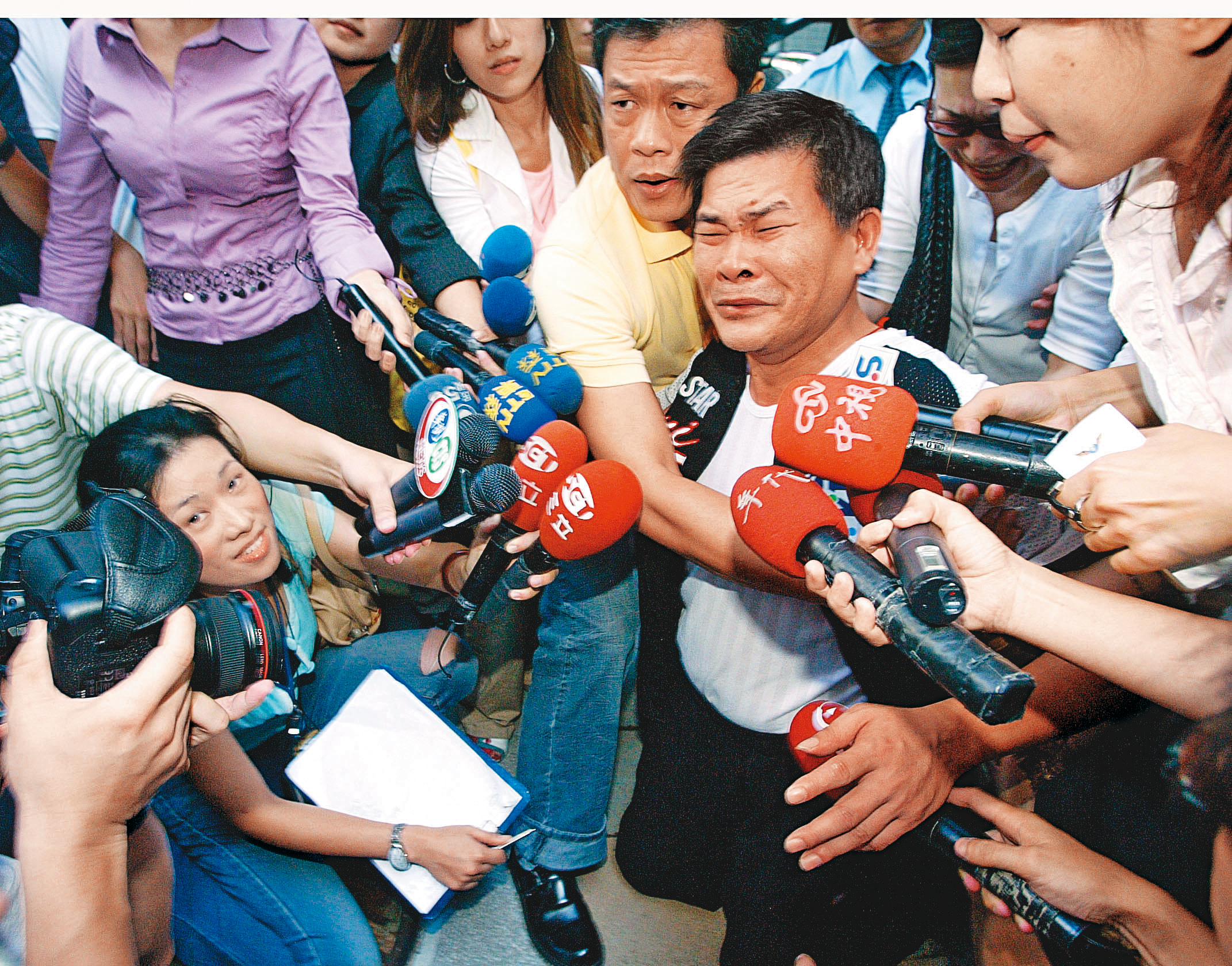 澎恰恰十多年前因捲入光碟案，一度情緒崩潰，激動下跪。（東方IC）