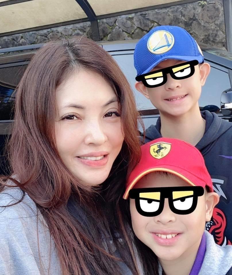 何如芸兩個兒子都在新加坡唸書,今年母親節只能一個人過。(翻攝自何如芸臉書)