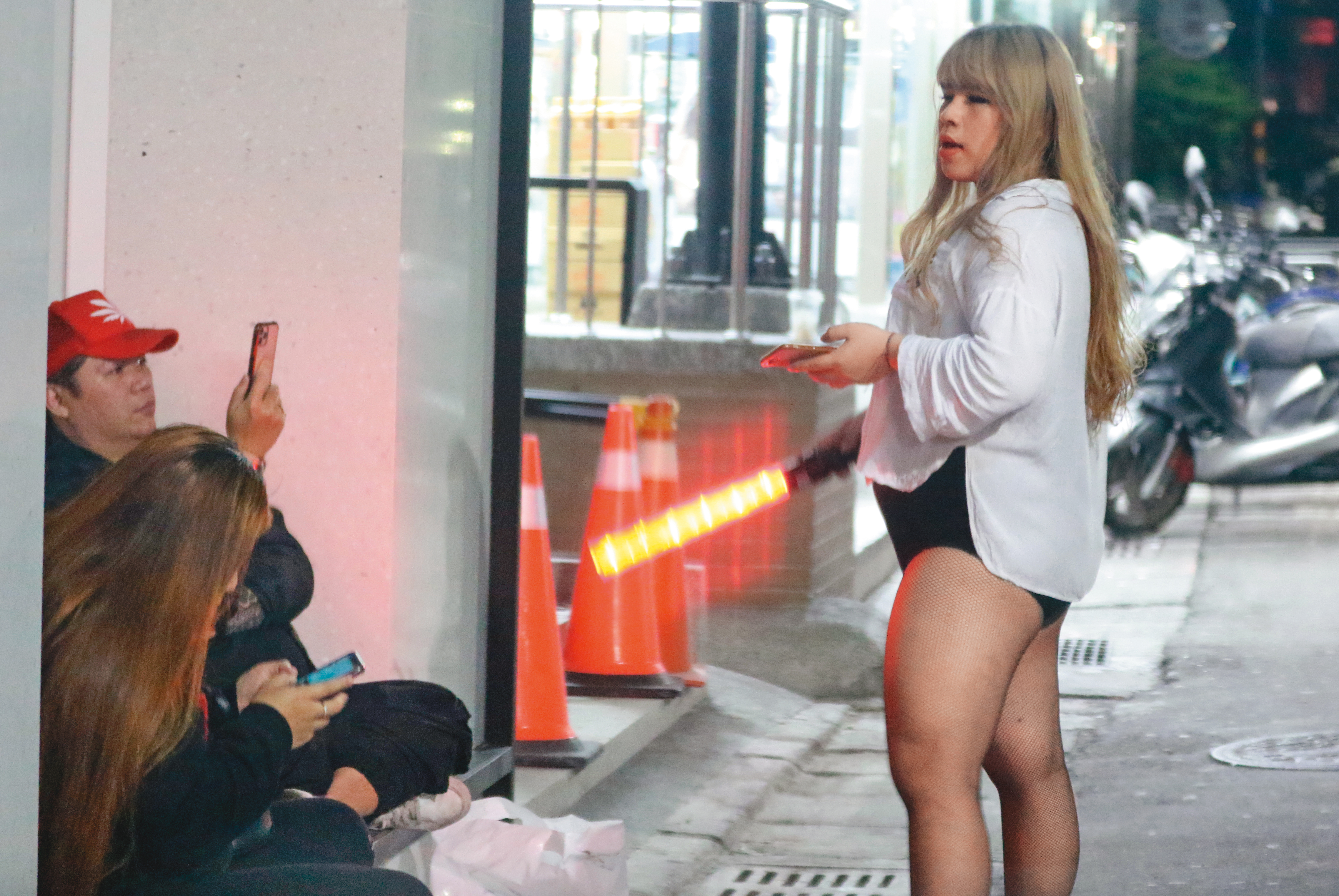 珮珮兒拿著棒狀物揮舞，是她常用的招數。