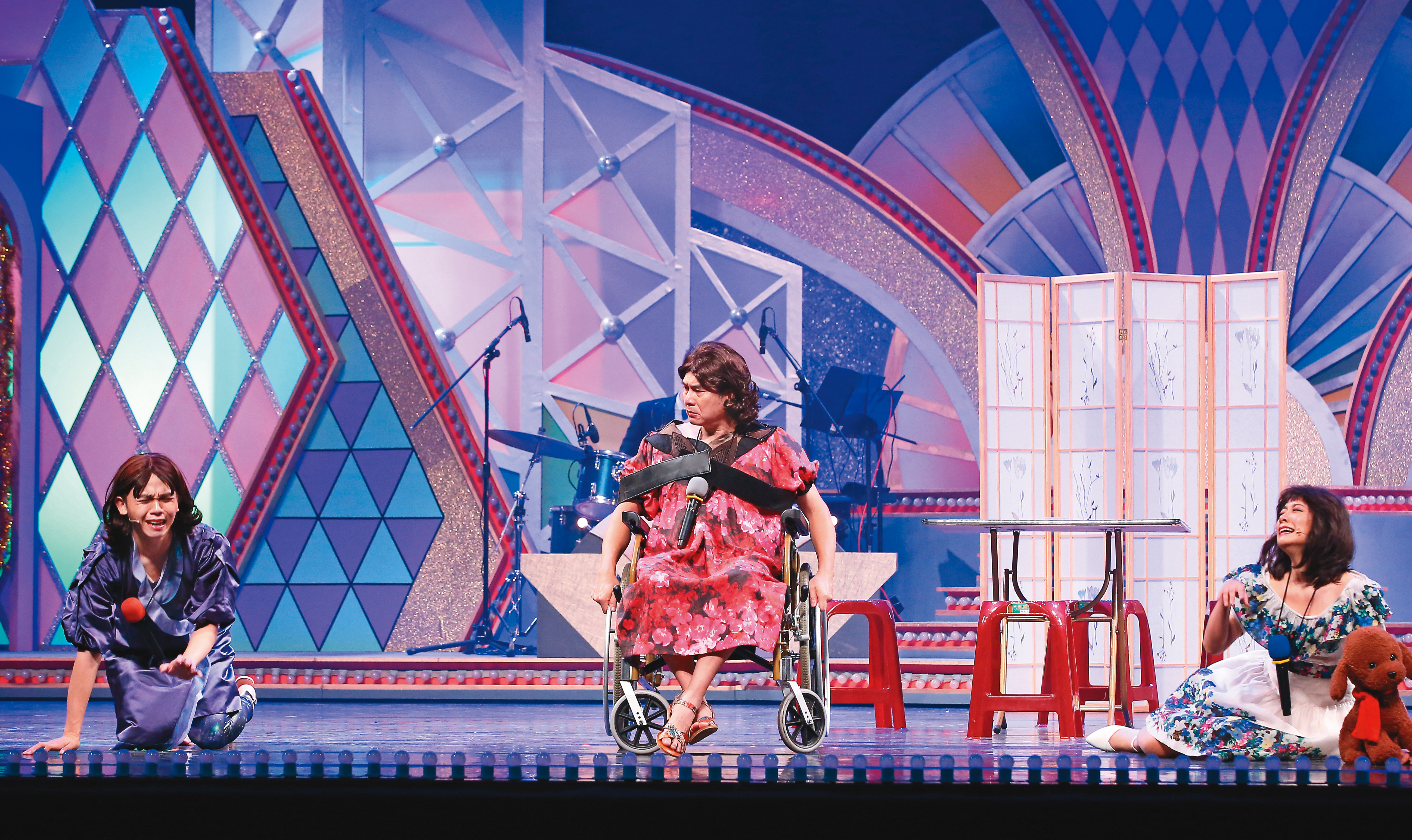 黃豪平（左）、林雨宣（右）與洪都拉斯（中）尬戲，洪都拉斯甚至扮女裝，大展歌喉。