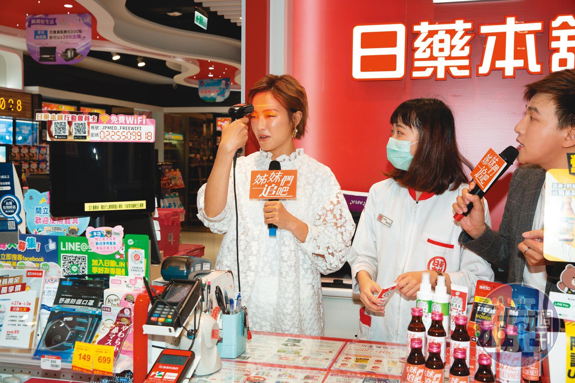 小8出席公益活動時雖然不改女諧星本性,回首5年前跟嚴爵的舊情也是有血有淚。