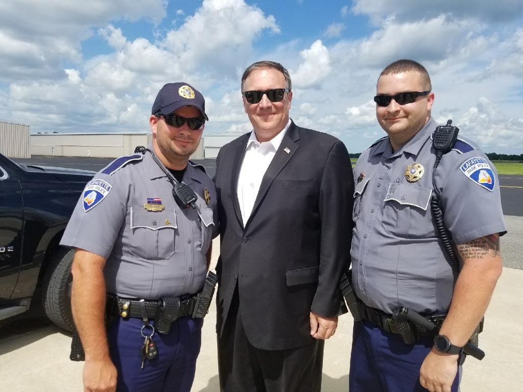 蓬佩奧（中）的說法遭到世界衛生組織（WHO）官員駁斥，認為「純屬臆測」。（翻攝自推特）