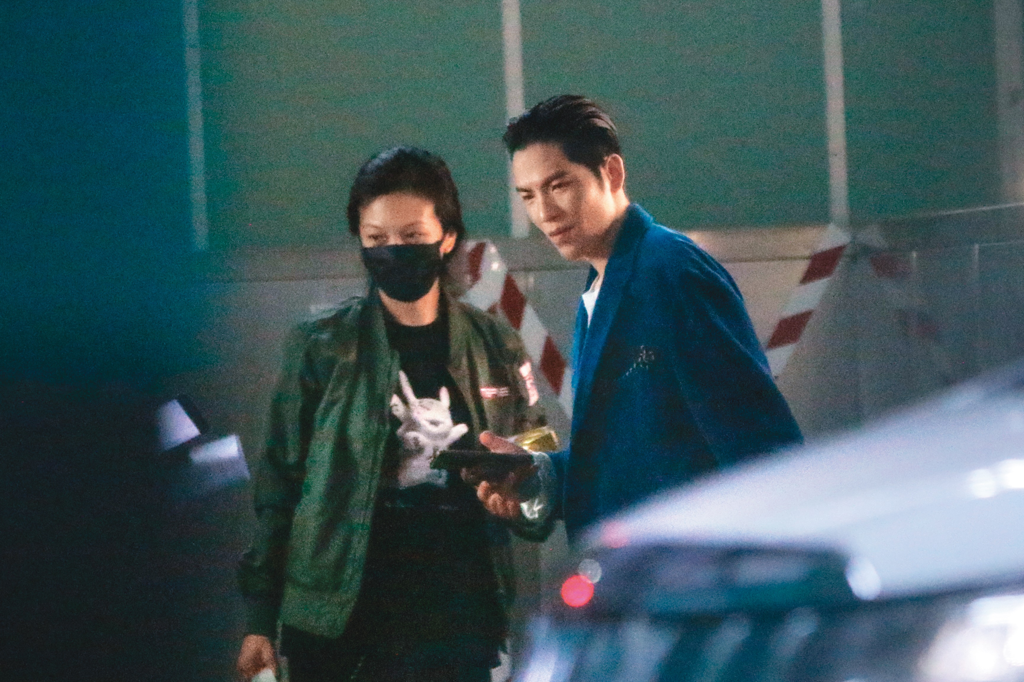 蕭敬騰（右）於公於私都跟經紀人Summer（左）黏在一起，最近爆出男生準備祕密求婚；更有說法指雙方已婚。