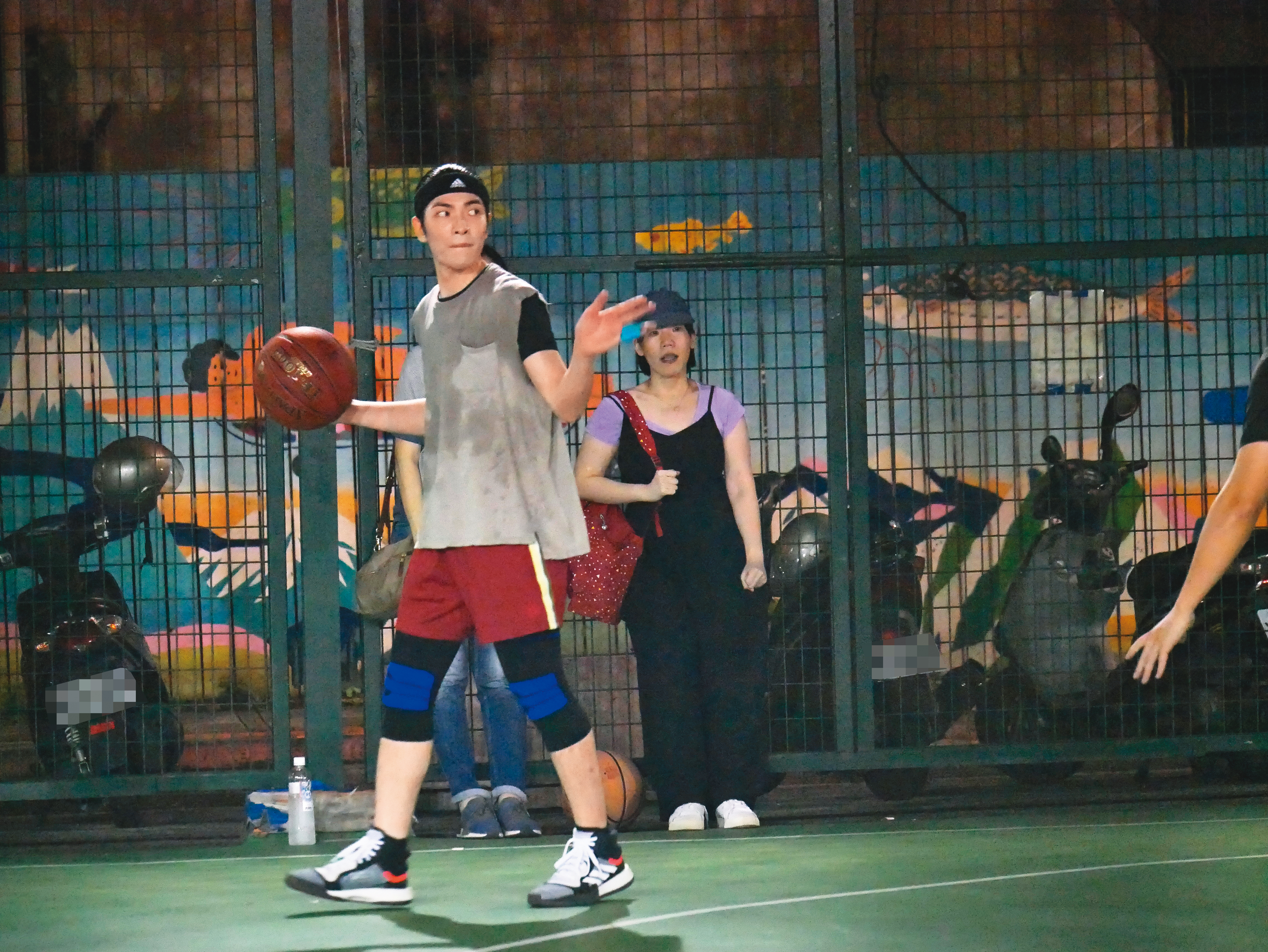 有網友評價蕭敬騰（左）的球技，「其實切入跟運球都還不錯，只是有點瘦小，看起來平常有在練基本功」。