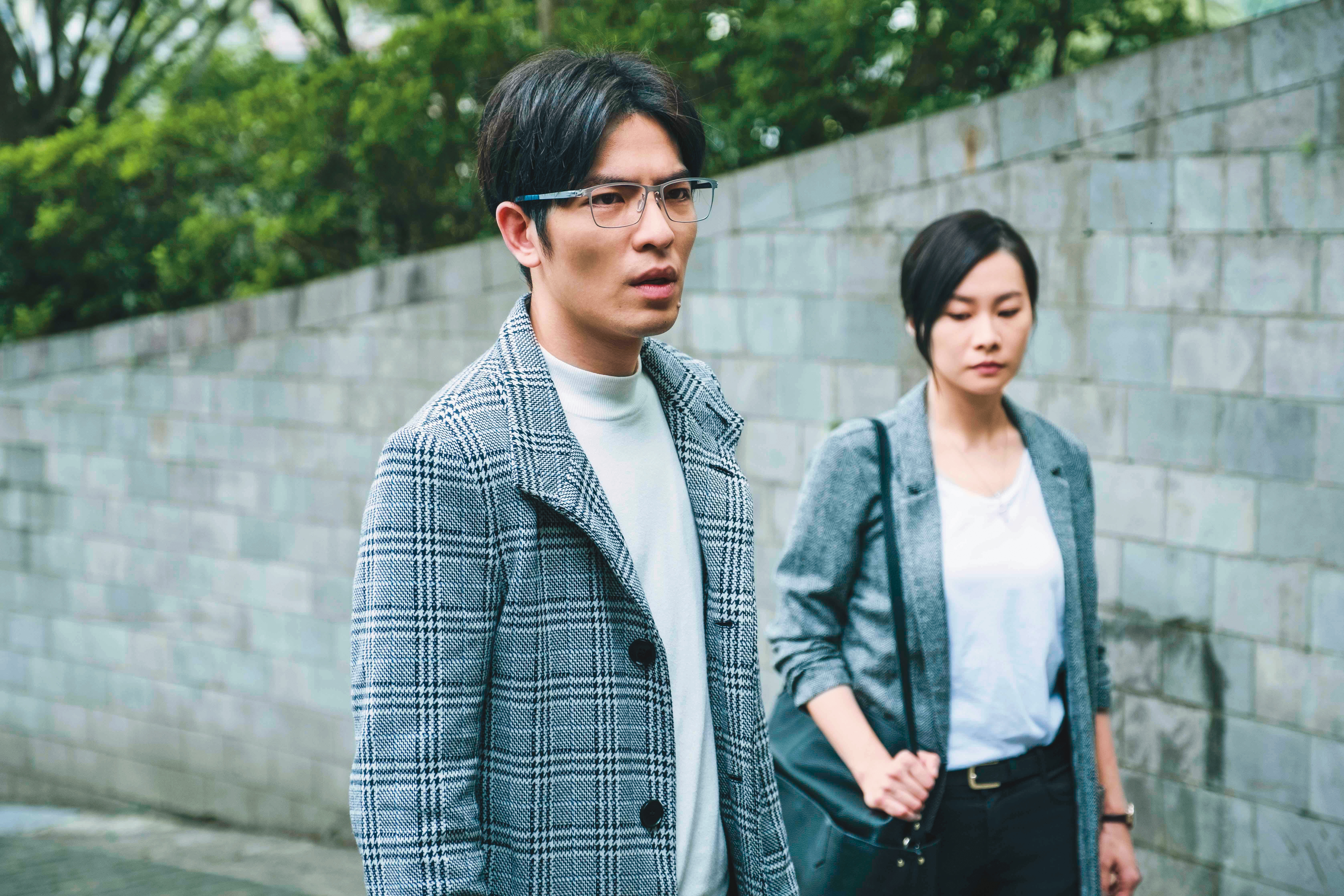 跨足戲劇界，蕭敬騰（左）詮釋的角色也具挑戰性；他在《魂囚西門》中飾演心理師。右為鄭宜農。