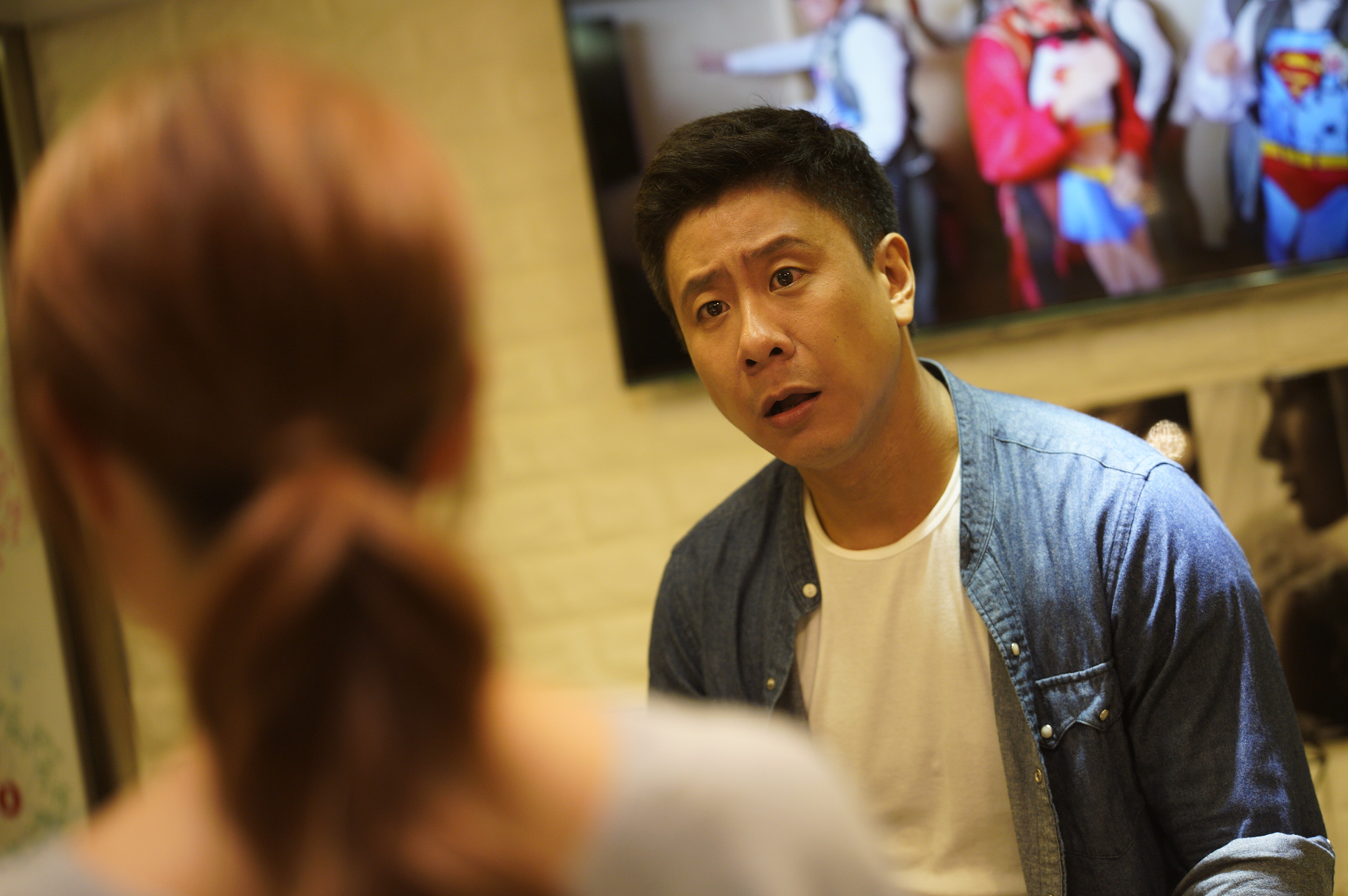 鄧麗欣（左）與朱栢康在劇中有意想不到的火花，演活了面對婚姻大事，心情左右為難的情侶檔。（采昌國際提供）