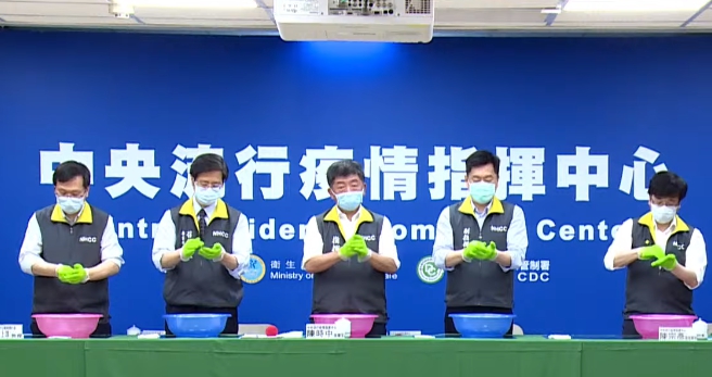 由於今日適逢「世界手部衛生日」，「防疫五月天」當場示範如何正確洗手。（翻攝自疾管署直播畫面）