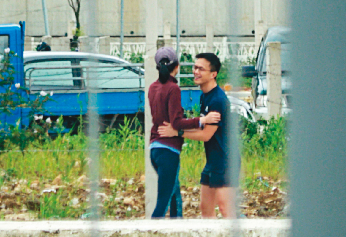 4/25  12 : 49　心情愉悅的吳彭弘（右）跟簡芳貞（左）互動親密，當下2人似乎忘了吳男的已婚身分，對於周遭經過的人也完全不在意。