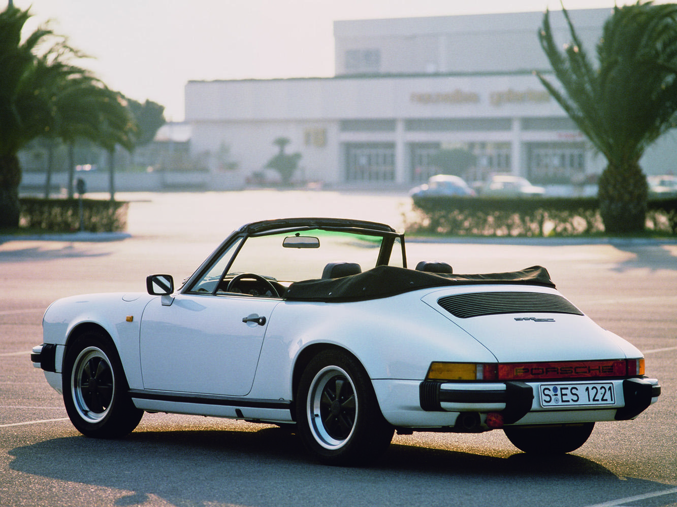 電影《三不管地帶》(No Man's Land)出現的1983年份的保時捷911 SC 3.0 Cabriolet。