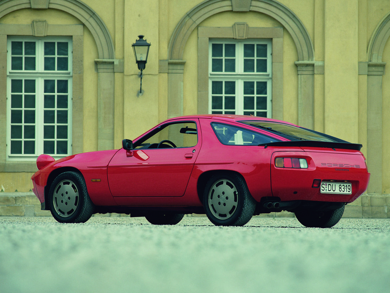 1983年的電影《疤面煞星》(Scarface)中艾爾帕西諾(Al Pacino)的Porsche 928 S。