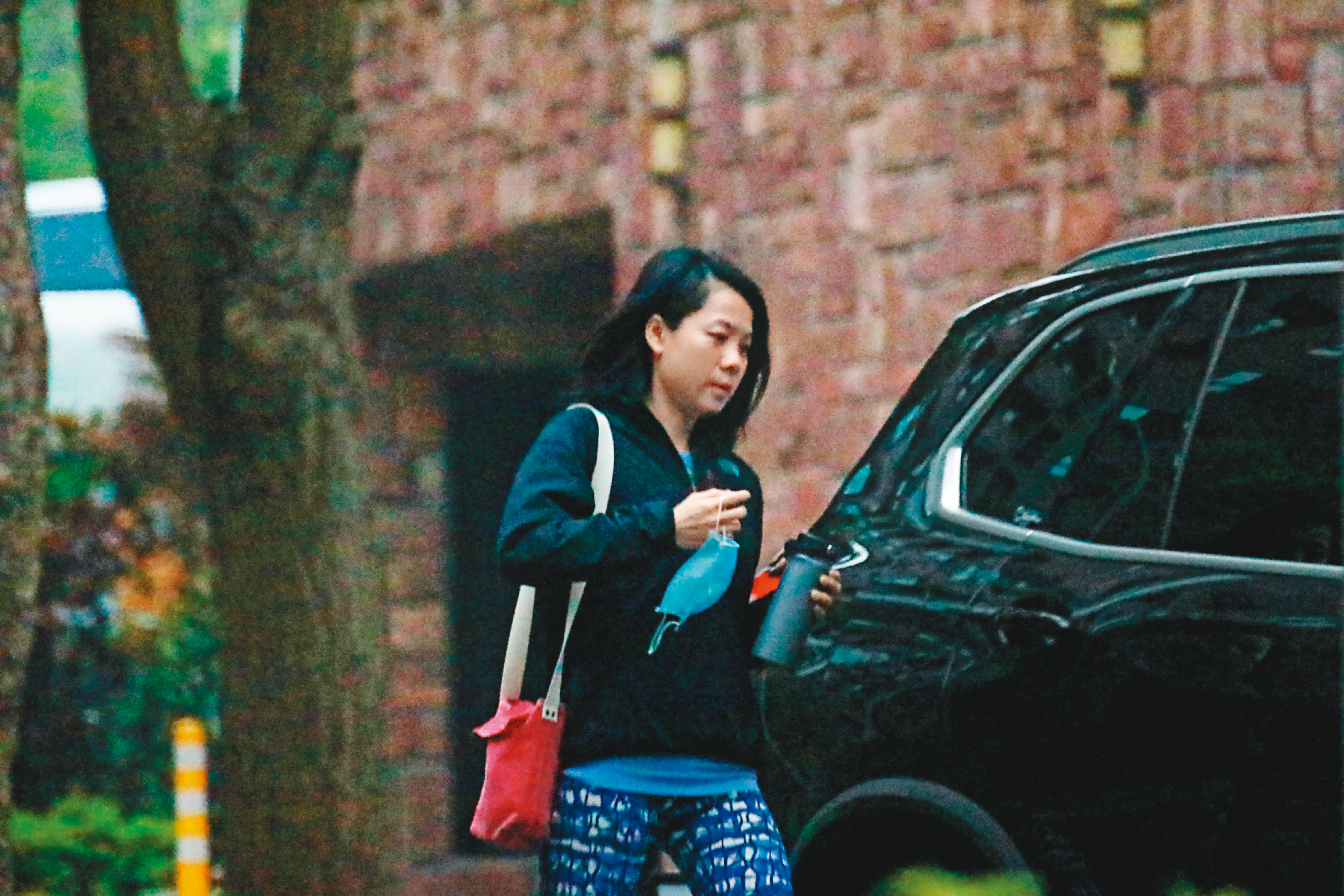 4/11  12 : 07吳彭弘與簡芳貞（圖）準備出門，貼心的吳還先去取車，讓簡出門就可以直接上車。