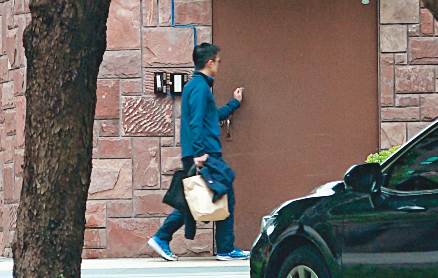 4/25  09 : 40　吳彭弘（圖）週六一早就出現在愛巢，熟門熟路地拿感應卡自行刷進去，儼然一副男主人的模樣。