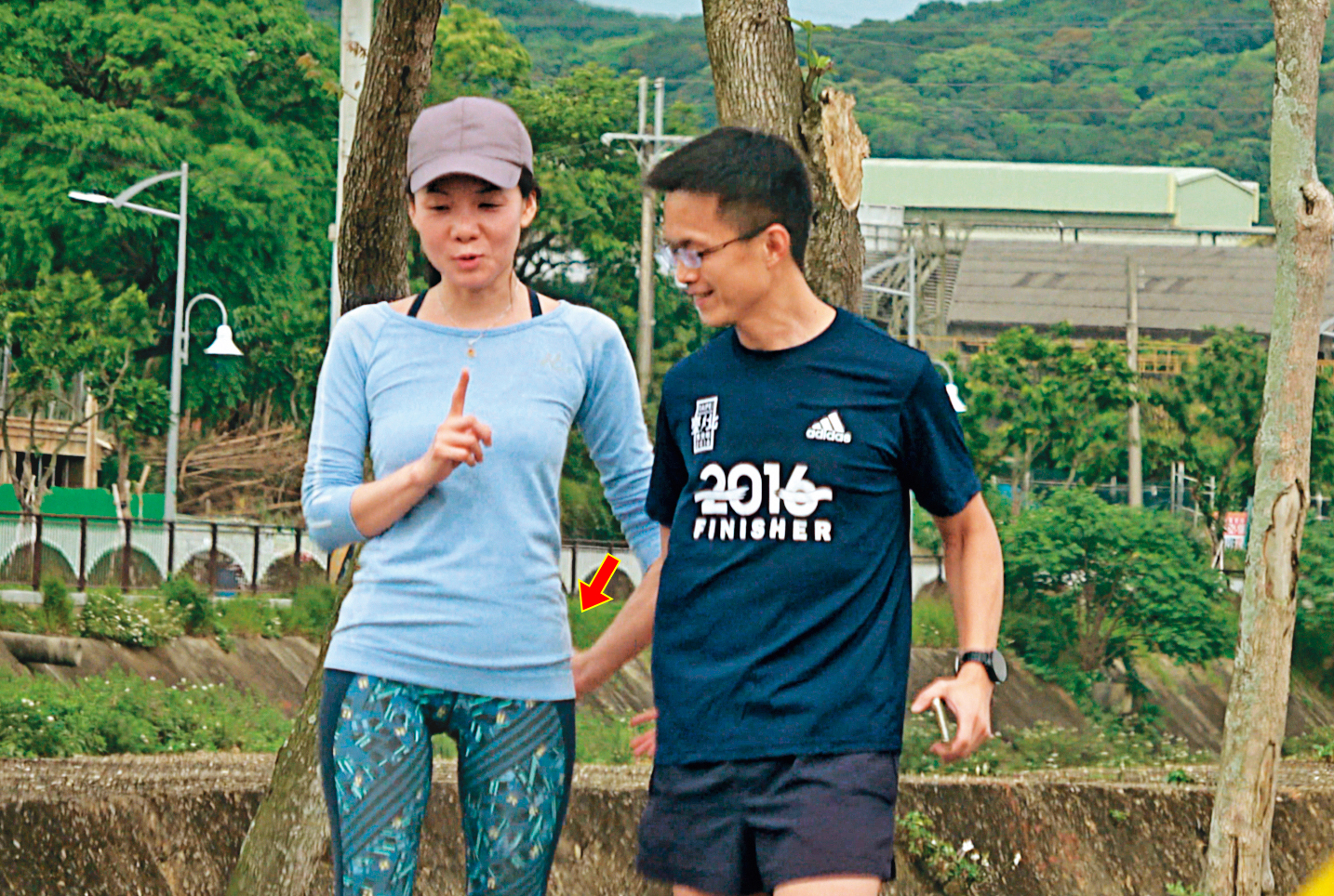  4/25 13 : 34，跑完步，吳彭弘（右）跟簡芳貞（左）在走回車子的路上不斷調情，吳似乎特別鍾情簡的臀部，拍打了許多下。