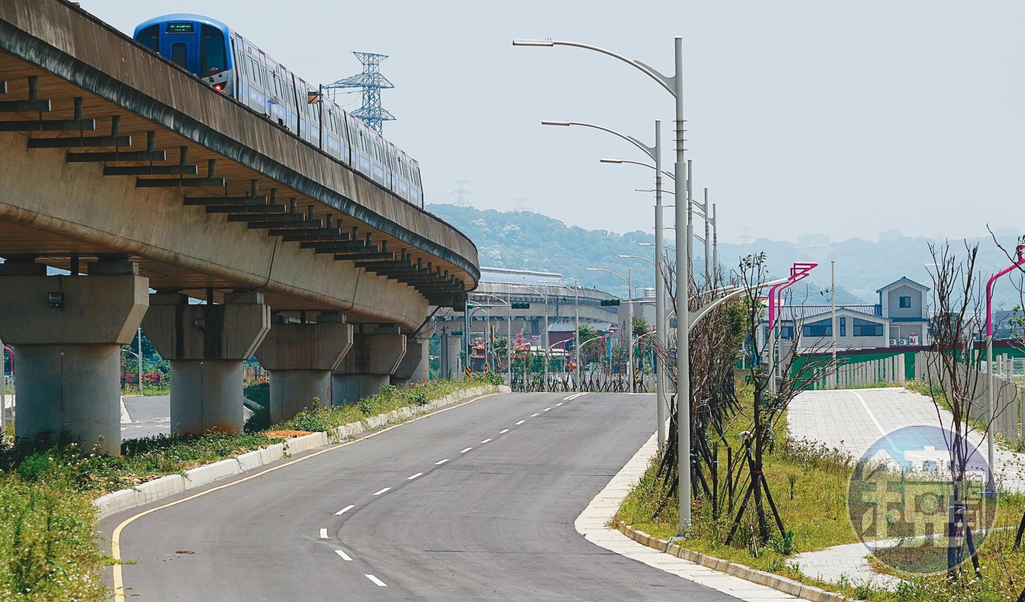 吳彭弘和簡芳貞經常在捷運山鼻站沿線的大道上跑步順便調情。