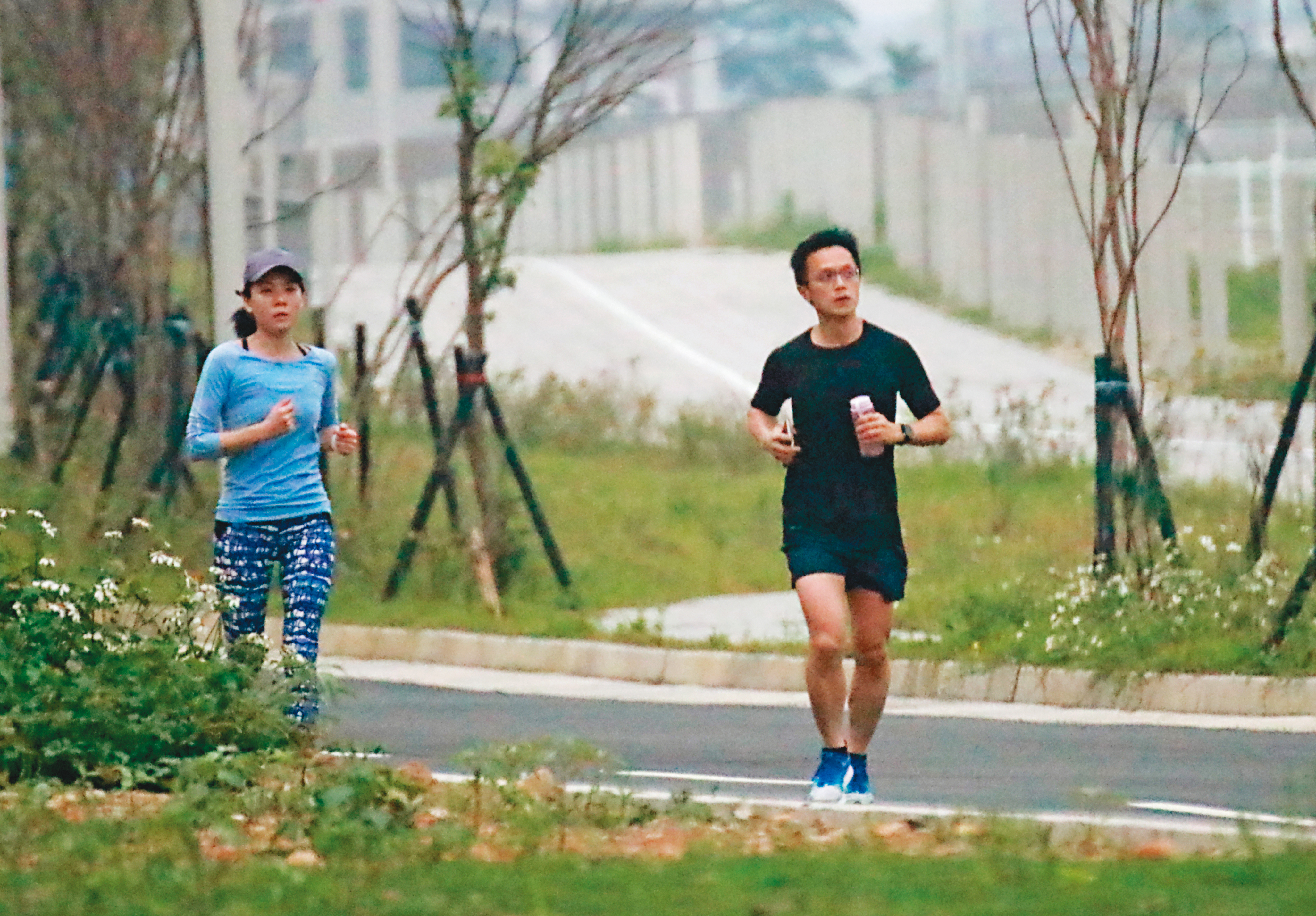 4月11日 12 : 53，吳彭弘（右）與簡芳貞（左）週末約會的行程，都是一起到捷運山鼻站旁路跑，吳跑步架式十足，看起來體力過人。