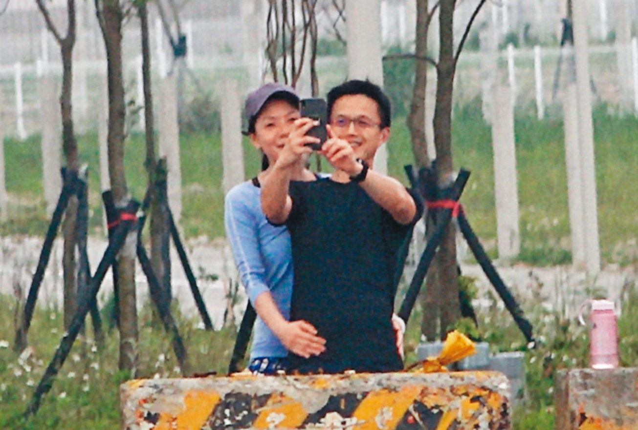 4月11日 13 : 01，簡芳貞（左）熱情環抱著吳彭弘（右）自拍，2人臉上都掛著燦爛笑容，沉醉在甜蜜的氛圍中。