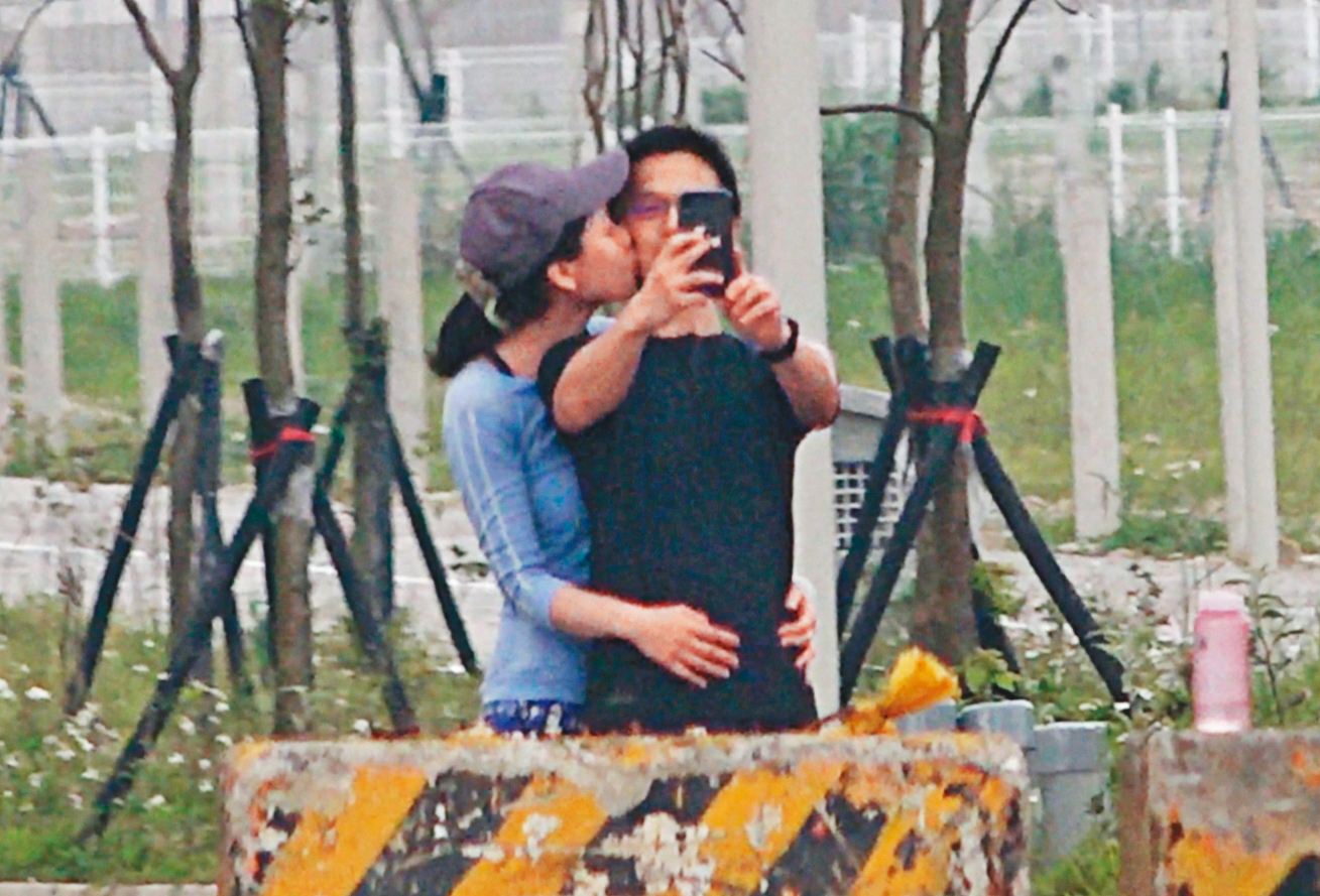 4月11日13:01，跑步完，吳彭弘（右）和簡芳貞（左）在路邊親密自拍，簡還情不自禁地親了吳的臉頰一下，像極熱戀男女。