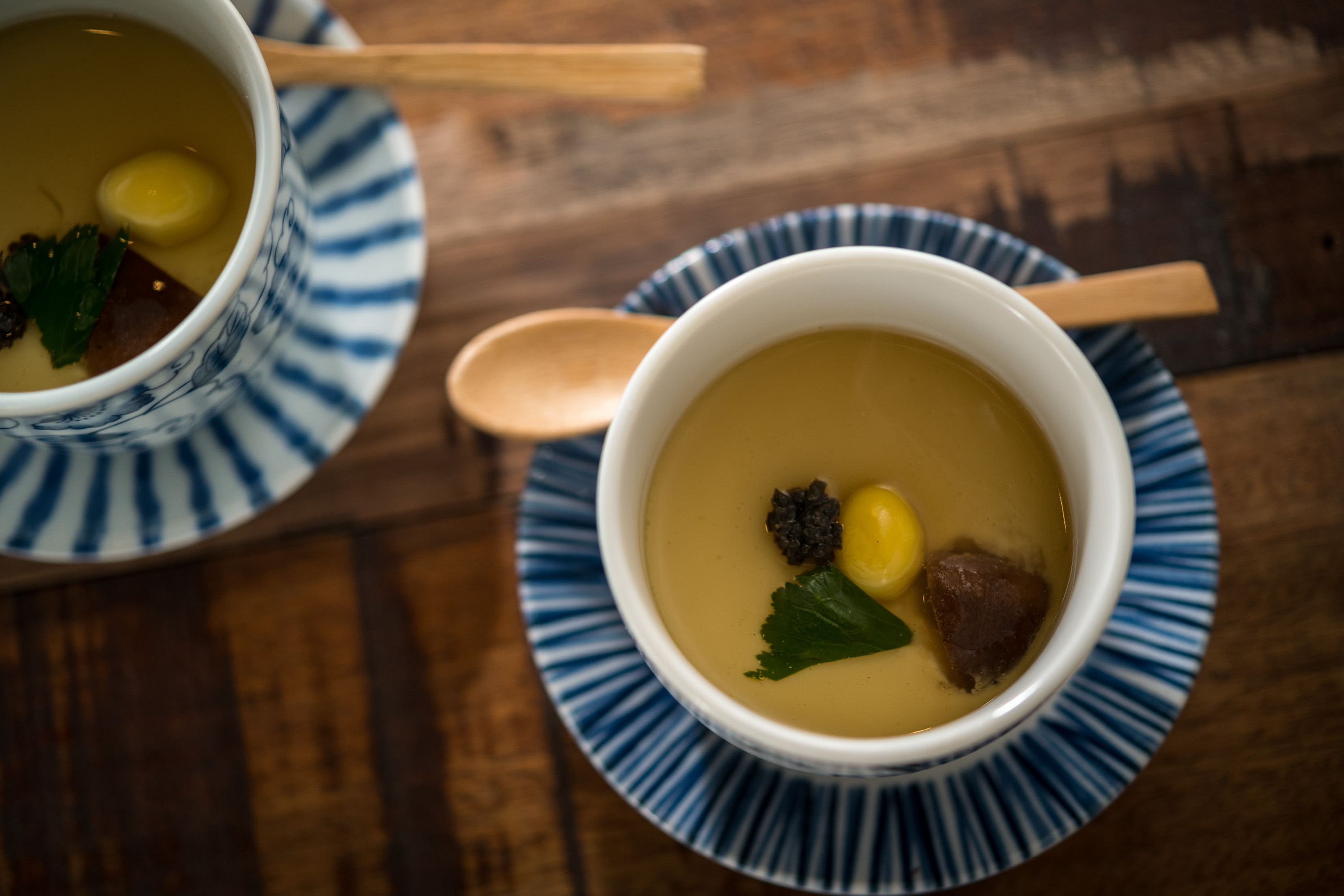 汁物「松露芡蒸蛋」入口即化，能嘗到柴魚高湯的甘醇和松露醬的迷人香氣。（900元套餐菜色）