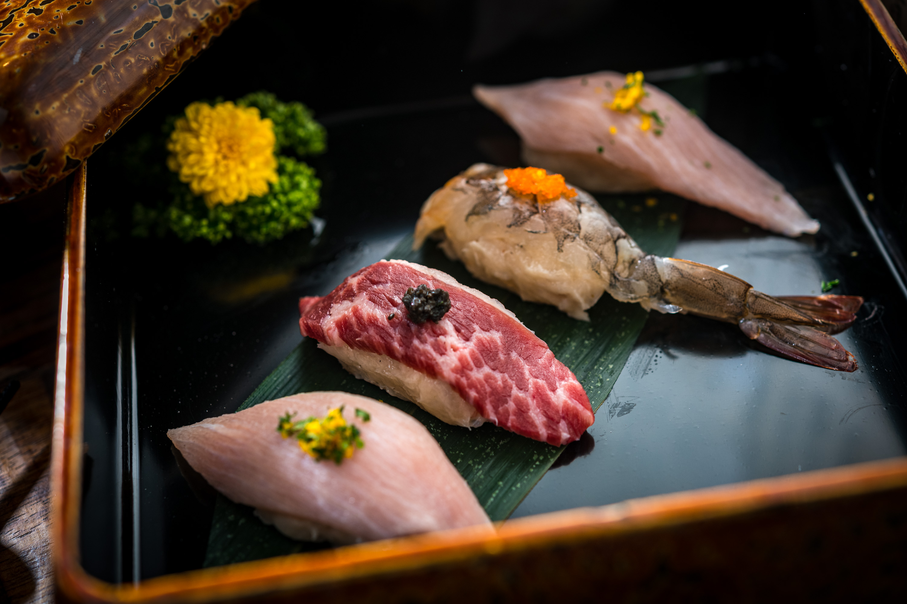 「壽司滑」是用手打花枝漿與肉片、鮮蝦等料捏成。（900元套餐菜色，圖中為4人份）