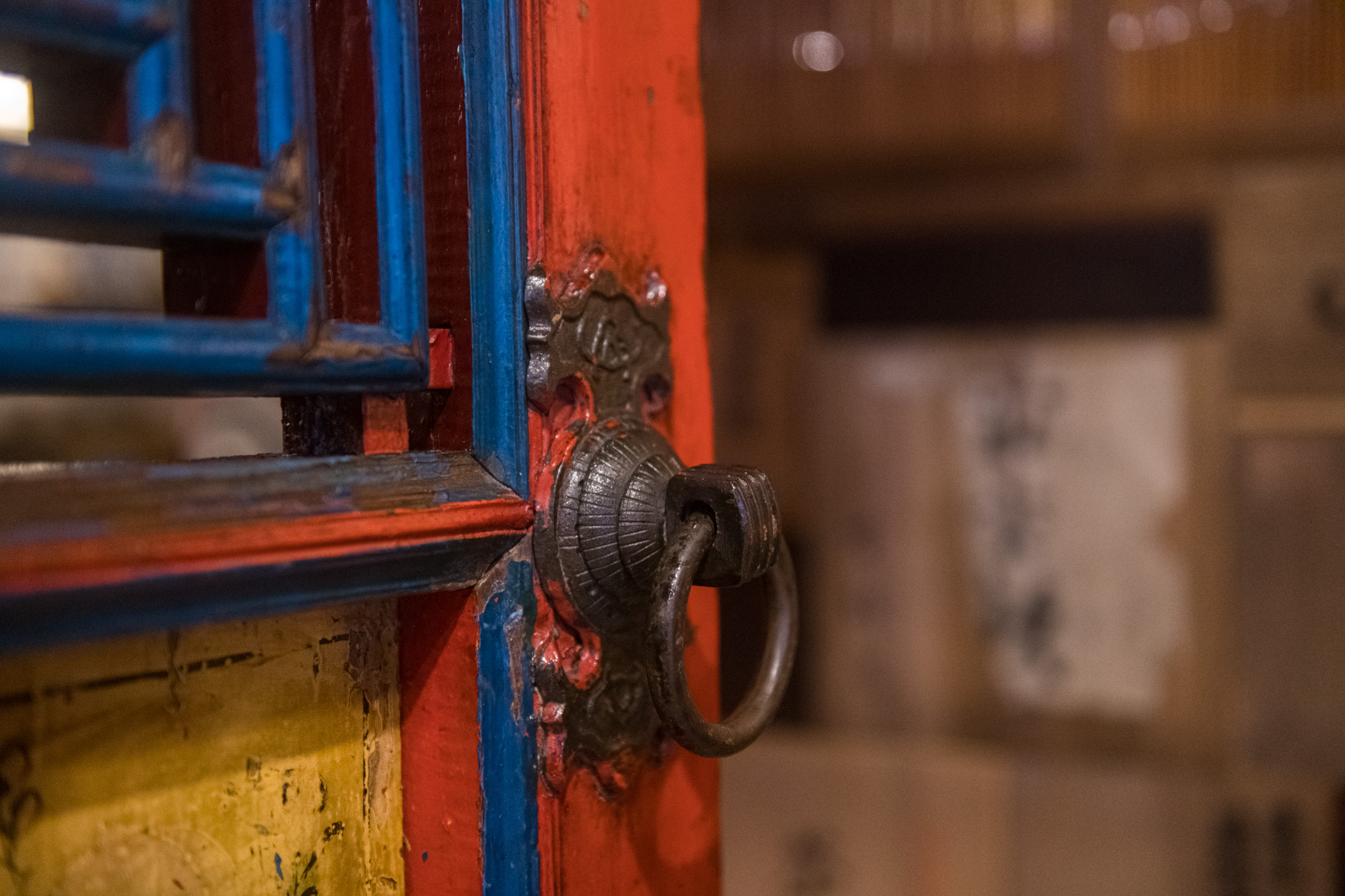 店門的歷史悠久，去漆重刷後，斑駁得很有味道。