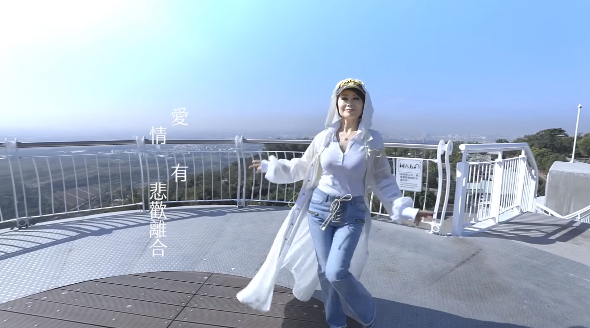 張琍敏去年擔任高雄代言人，在崗山之眼拍攝MV。（翻攝自高雄旅遊網YouTube）