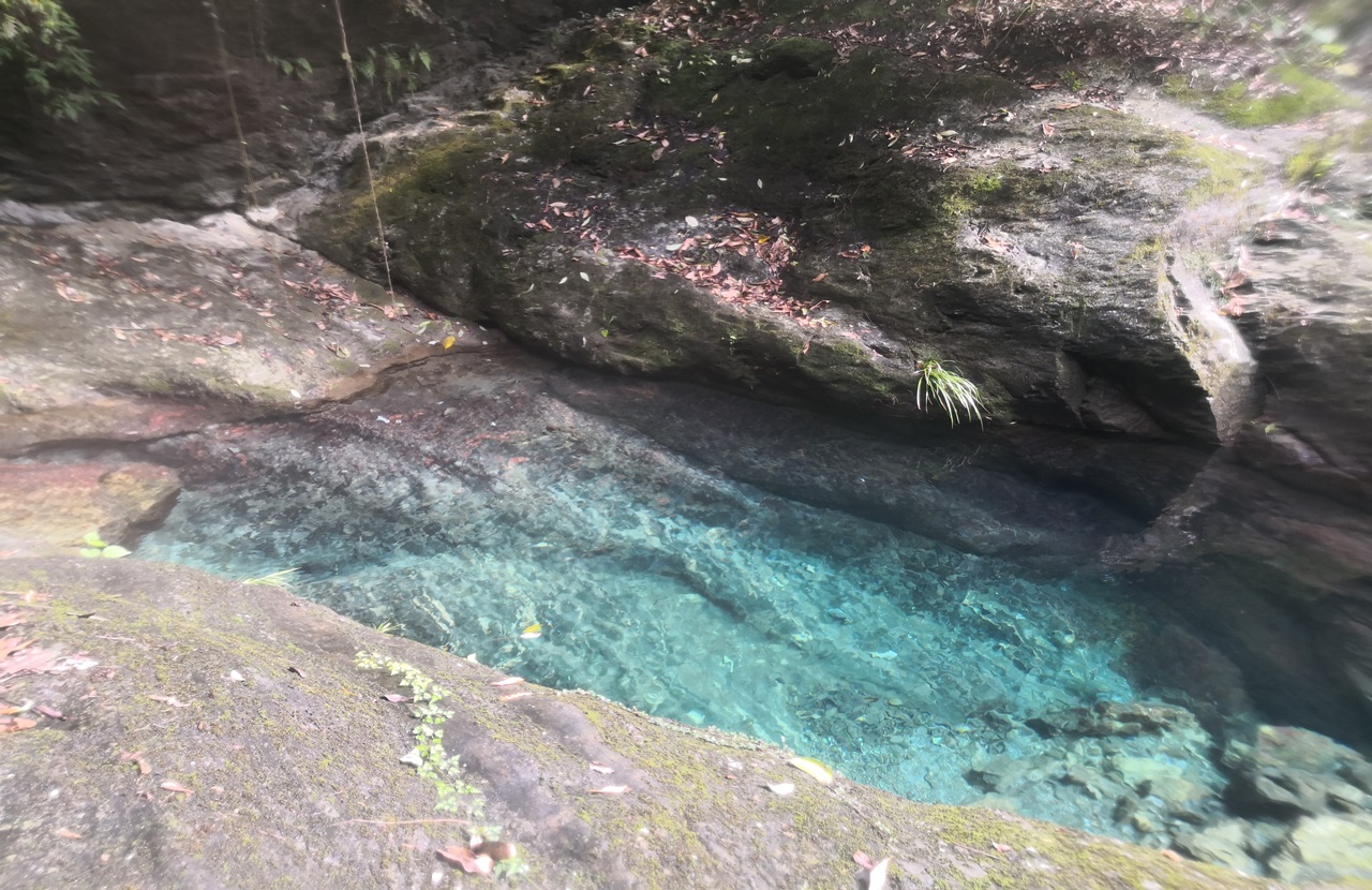 陽光照射入峽谷內的池水，像是個小型游泳池。