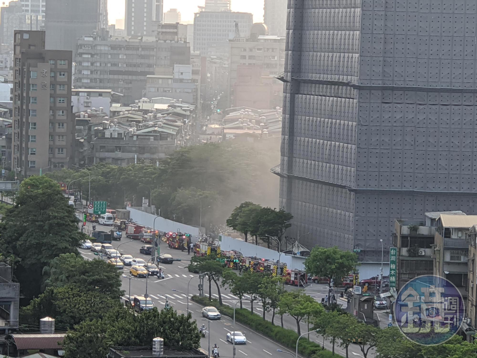 台北市鬧區再傳火警,進行拆除工程的京華城,今天(5日)下午施工時冒出濃煙,現場警消灌救中。